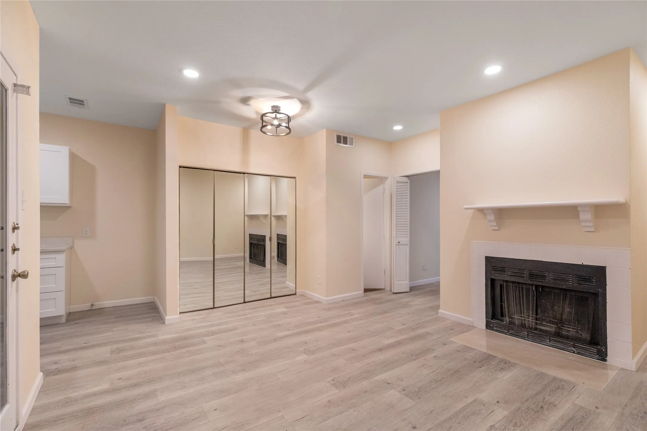 Condominium For Sale in Dallas County , 5550 Spring Valley Road H23, Dallas, Texas 75254, 1 Bedroom, 1 Bathroom, Garage spaces, 545 Sqft, built in 1983, mls#21246016, Real Estate Agent in Dallas, Homes For Sale in Dallas county, Homes For Sale in Dallas, Realtor in Dallas Texas, Real Estate Brokerage Independent Realty Texas, Luminita Cordes Realtor