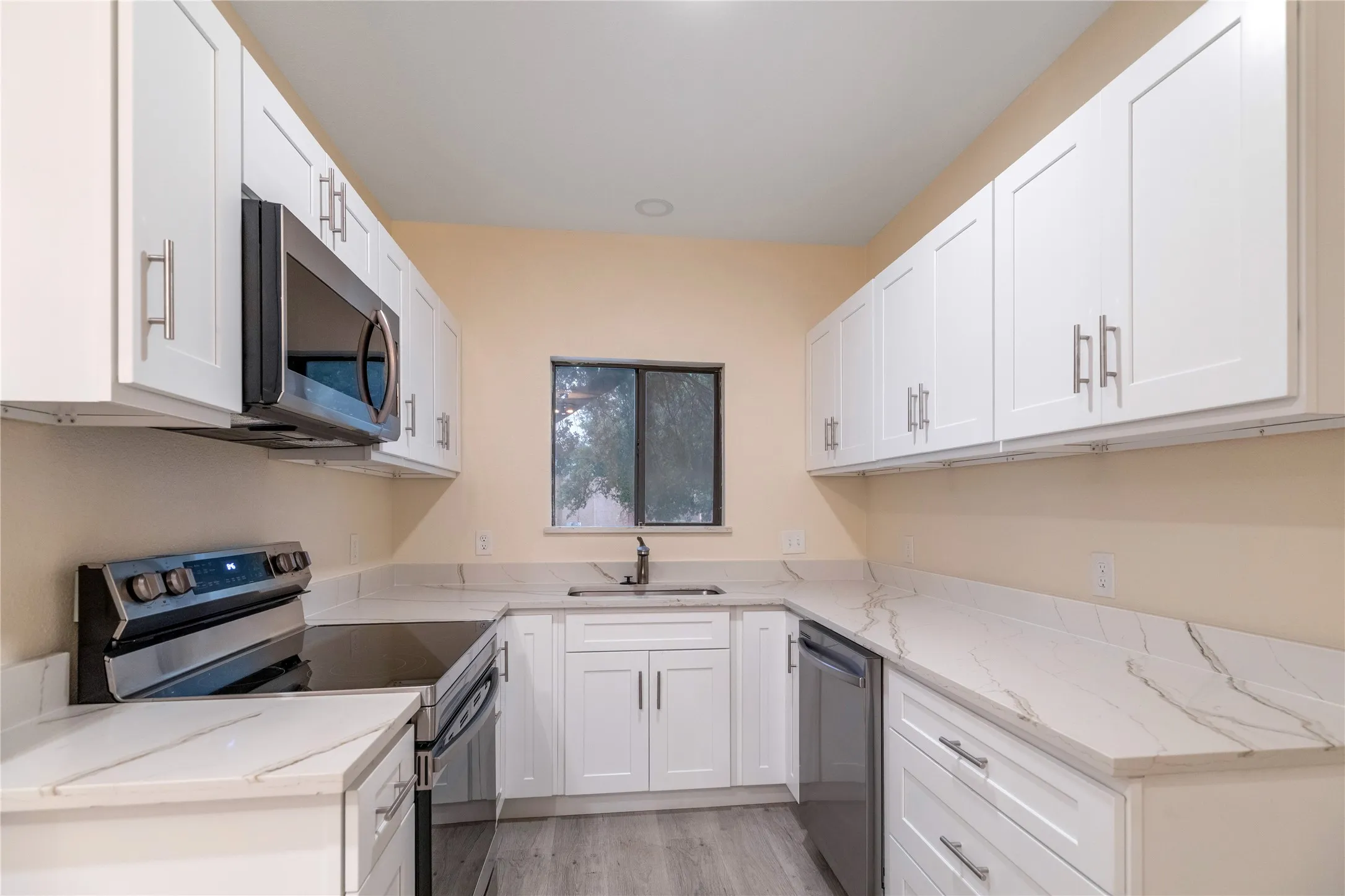 Condominium For Sale in Dallas County , 5550 Spring Valley Road H23, Dallas, Texas 75254, 1 Bedroom, 1 Bathroom, Garage spaces, 545 Sqft, built in 1983, mls#21246016, Real Estate Agent in Dallas, Homes For Sale in Dallas county, Homes For Sale in Dallas, Realtor in Dallas Texas, Real Estate Brokerage Independent Realty Texas, Luminita Cordes Realtor