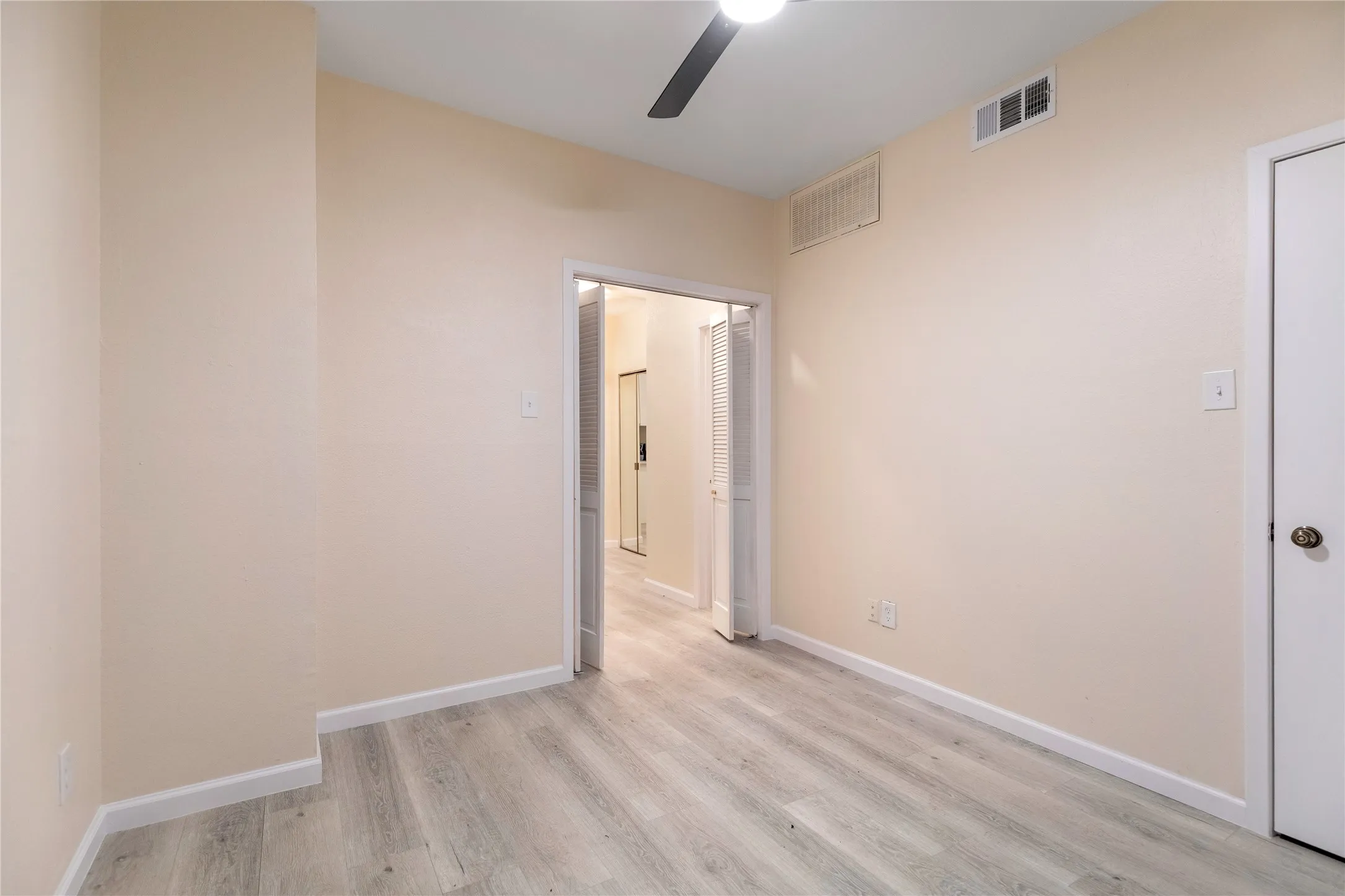 Condominium For Sale in Dallas County , 5550 Spring Valley Road H23, Dallas, Texas 75254, 1 Bedroom, 1 Bathroom, Garage spaces, 545 Sqft, built in 1983, mls#21246016, Real Estate Agent in Dallas, Homes For Sale in Dallas county, Homes For Sale in Dallas, Realtor in Dallas Texas, Real Estate Brokerage Independent Realty Texas, Luminita Cordes Realtor