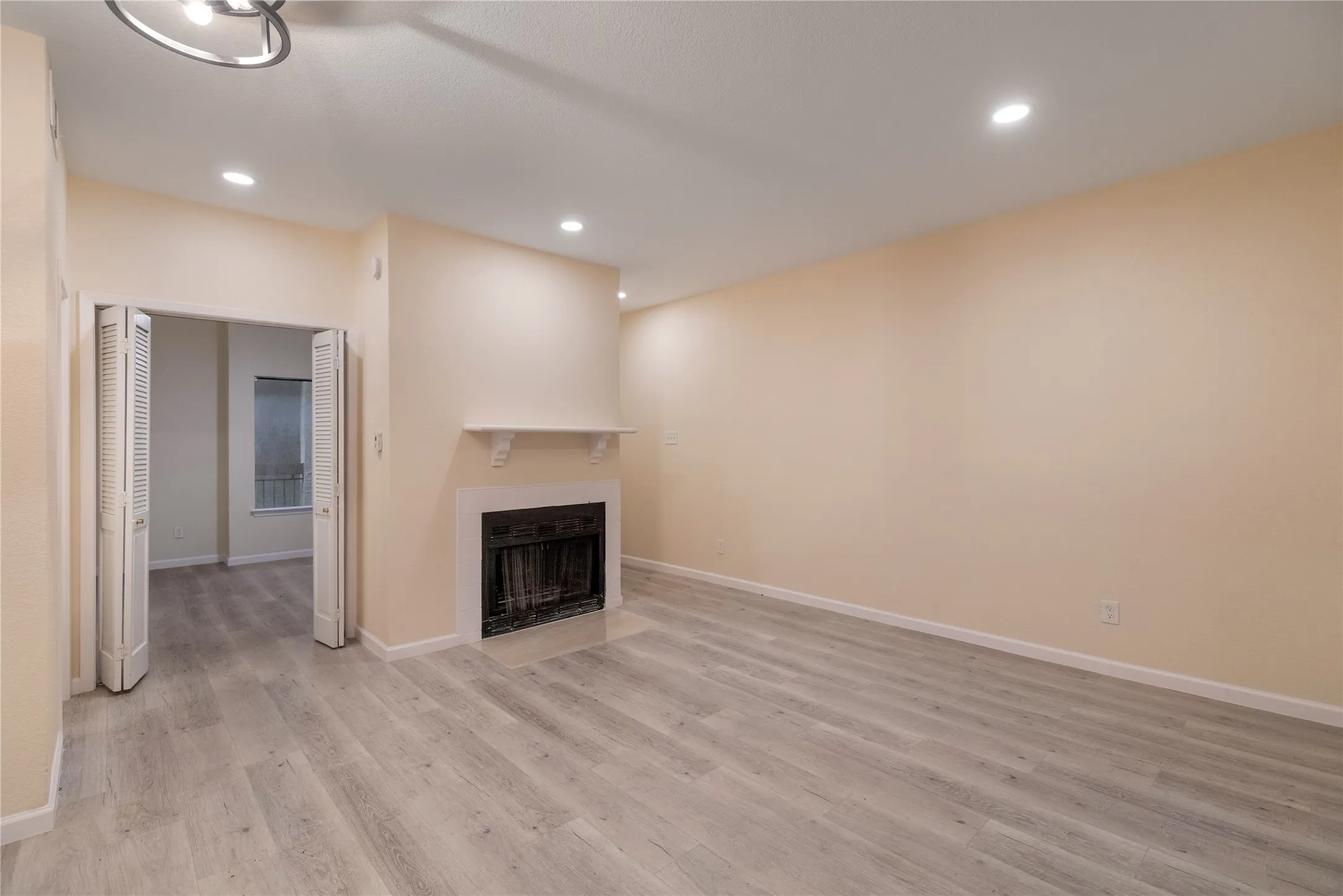 Condominium For Sale in Dallas County , 5550 Spring Valley Road H23, Dallas, Texas 75254, 1 Bedroom, 1 Bathroom, Garage spaces, 545 Sqft, built in 1983, mls#21246016, Real Estate Agent in Dallas, Homes For Sale in Dallas county, Homes For Sale in Dallas, Realtor in Dallas Texas, Real Estate Brokerage Independent Realty Texas, Luminita Cordes Realtor