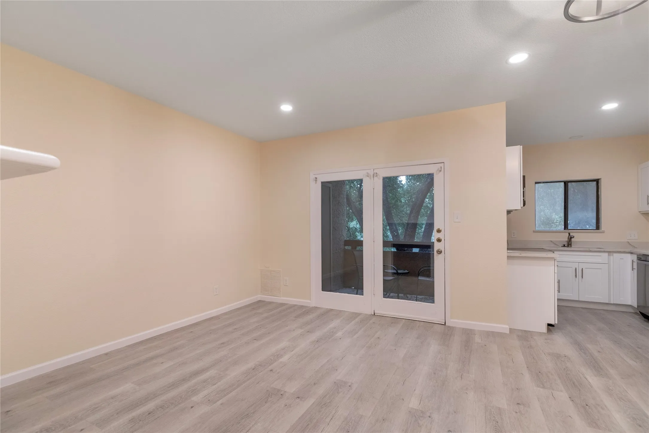 Condominium For Sale in Dallas County , 5550 Spring Valley Road H23, Dallas, Texas 75254, 1 Bedroom, 1 Bathroom, Garage spaces, 545 Sqft, built in 1983, mls#21246016, Real Estate Agent in Dallas, Homes For Sale in Dallas county, Homes For Sale in Dallas, Realtor in Dallas Texas, Real Estate Brokerage Independent Realty Texas, Luminita Cordes Realtor