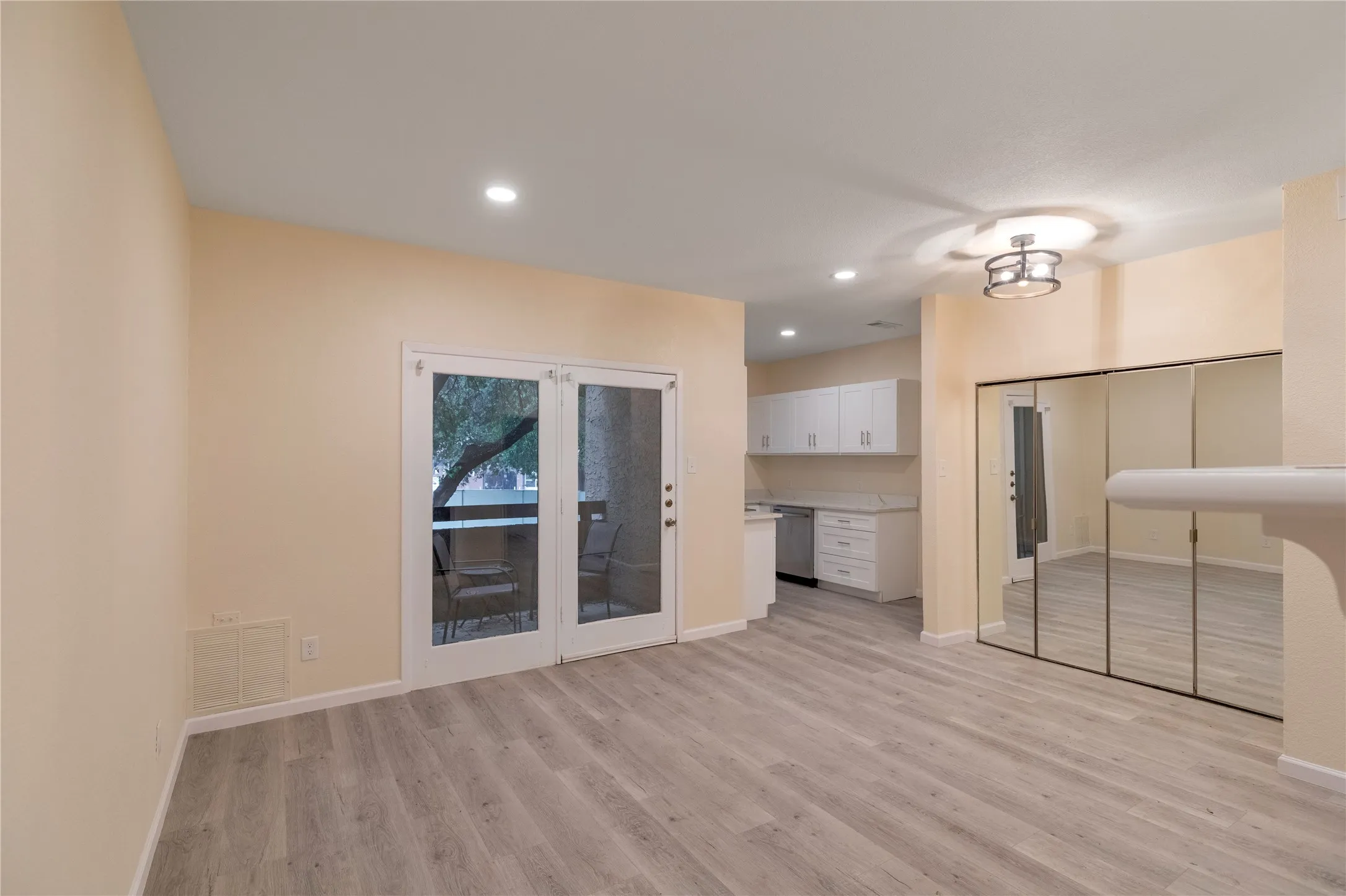 Condominium For Sale in Dallas County , 5550 Spring Valley Road H23, Dallas, Texas 75254, 1 Bedroom, 1 Bathroom, Garage spaces, 545 Sqft, built in 1983, mls#21246016, Real Estate Agent in Dallas, Homes For Sale in Dallas county, Homes For Sale in Dallas, Realtor in Dallas Texas, Real Estate Brokerage Independent Realty Texas, Luminita Cordes Realtor