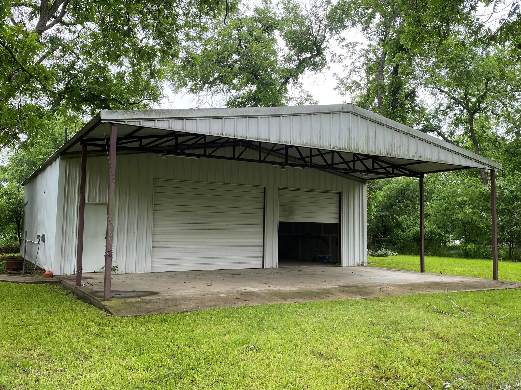 Single Family Residence For Sale in Wise County , 152 County Road 4871, Newark, Texas 76071, 3 Bedroom, 2 Bathroom, 4 Garage spaces, 1,434 Sqft, built in 1970, mls#21247801, Real Estate Agent in Newark, Homes For Sale in Wise county, Homes For Sale in Newark, Realtor in Newark Texas, Real Estate Brokerage Independent Realty Texas, Luminita Cordes Realtor