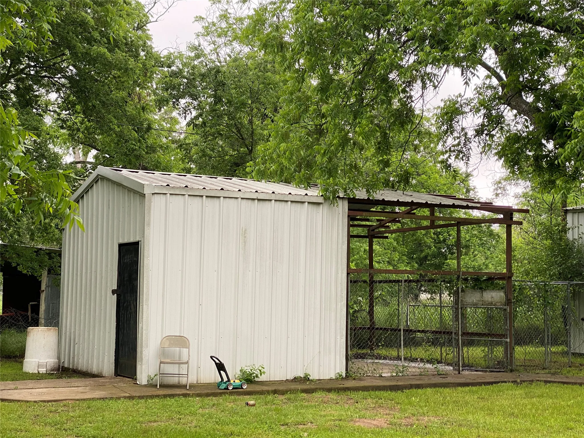 Dog Kennel or Ckn Coup