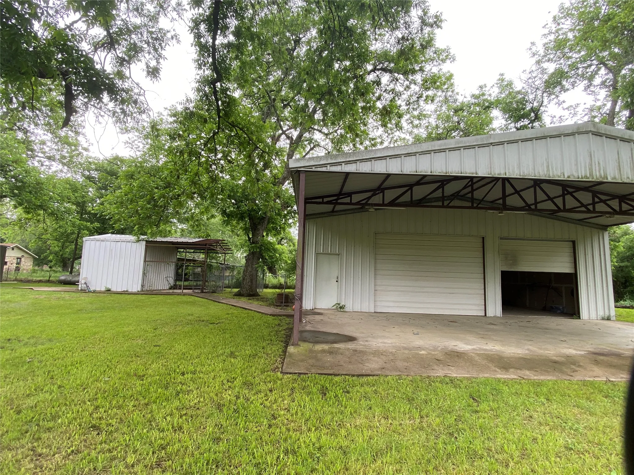 Shop and Dog Kennel or Ckn Coup