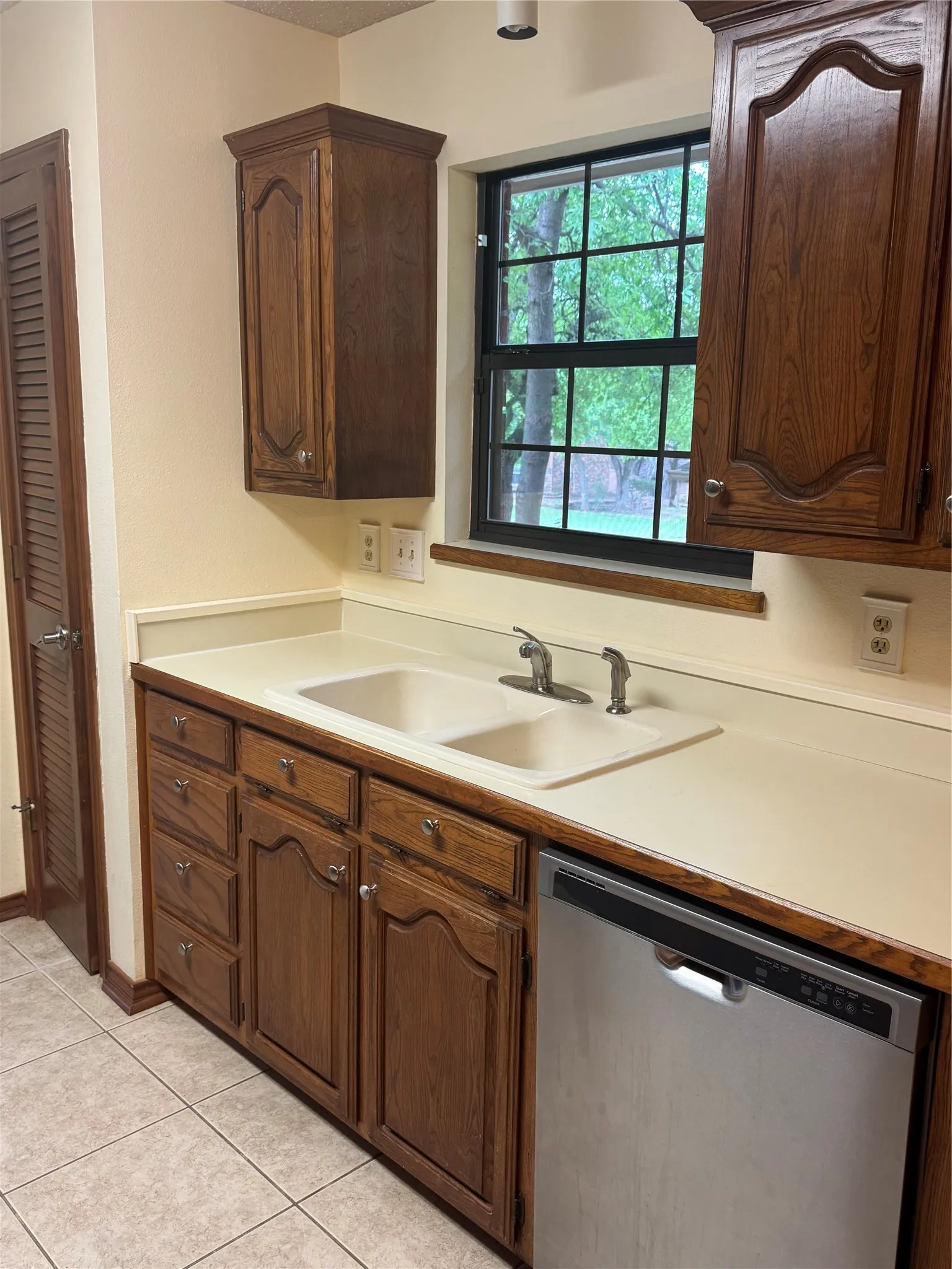 Single Family Residence For Sale in Tarrant County , 713 Ashley Drive, Hurst, Texas 76054, 3 Bedrooms, 2 Bathrooms, 2 Garage spaces, 2,021 Sqft, built in 1988, Preowned, Price $455,000, mls#21249052, Real Estate Agent in Hurst, Homes For Sale in Tarrant county, Homes For Sale in Hurst, Realtor in Hurst Texas, Real Estate Brokerage Independent Realty Texas, Luminita Cordes Realtor