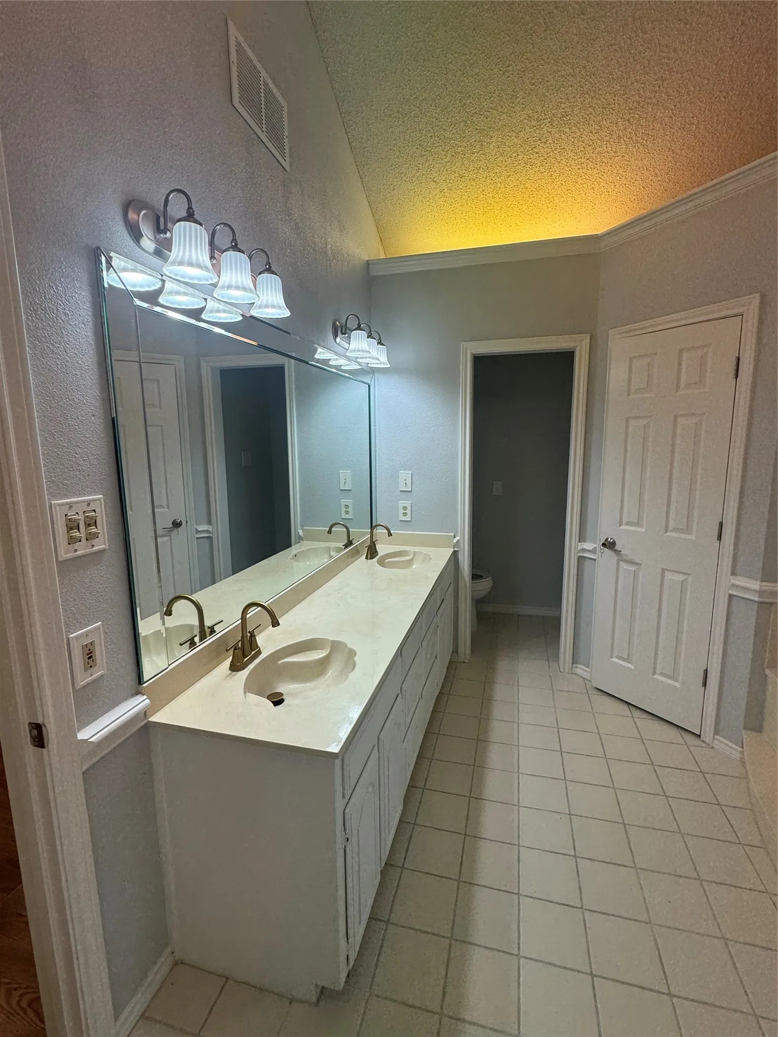 Single Family Residence For Sale in Tarrant County , 713 Ashley Drive, Hurst, Texas 76054, 3 Bedrooms, 2 Bathrooms, 2 Garage spaces, 2,021 Sqft, built in 1988, Preowned, Price $455,000, mls#21249052, Real Estate Agent in Hurst, Homes For Sale in Tarrant county, Homes For Sale in Hurst, Realtor in Hurst Texas, Real Estate Brokerage Independent Realty Texas, Luminita Cordes Realtor