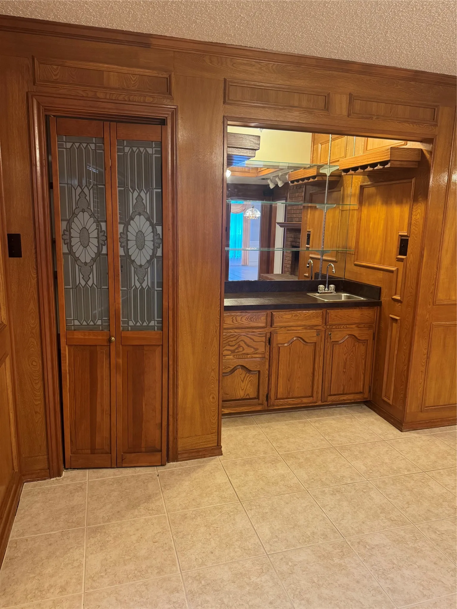 Single Family Residence For Sale in Tarrant County , 713 Ashley Drive, Hurst, Texas 76054, 3 Bedrooms, 2 Bathrooms, 2 Garage spaces, 2,021 Sqft, built in 1988, Preowned, Price $455,000, mls#21249052, Real Estate Agent in Hurst, Homes For Sale in Tarrant county, Homes For Sale in Hurst, Realtor in Hurst Texas, Real Estate Brokerage Independent Realty Texas, Luminita Cordes Realtor