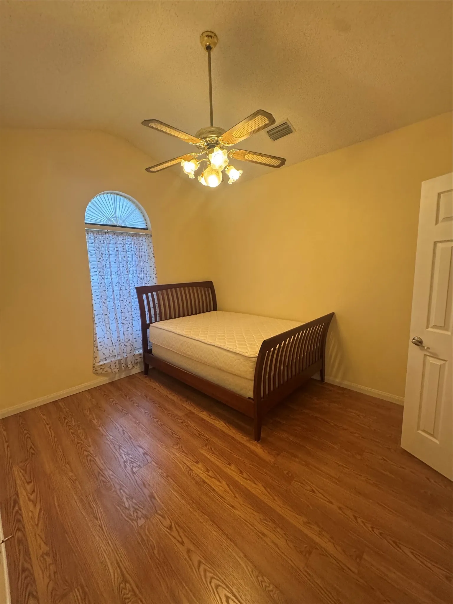 Single Family Residence For Sale in Tarrant County , 713 Ashley Drive, Hurst, Texas 76054, 3 Bedrooms, 2 Bathrooms, 2 Garage spaces, 2,021 Sqft, built in 1988, Preowned, Price $455,000, mls#21249052, Real Estate Agent in Hurst, Homes For Sale in Tarrant county, Homes For Sale in Hurst, Realtor in Hurst Texas, Real Estate Brokerage Independent Realty Texas, Luminita Cordes Realtor