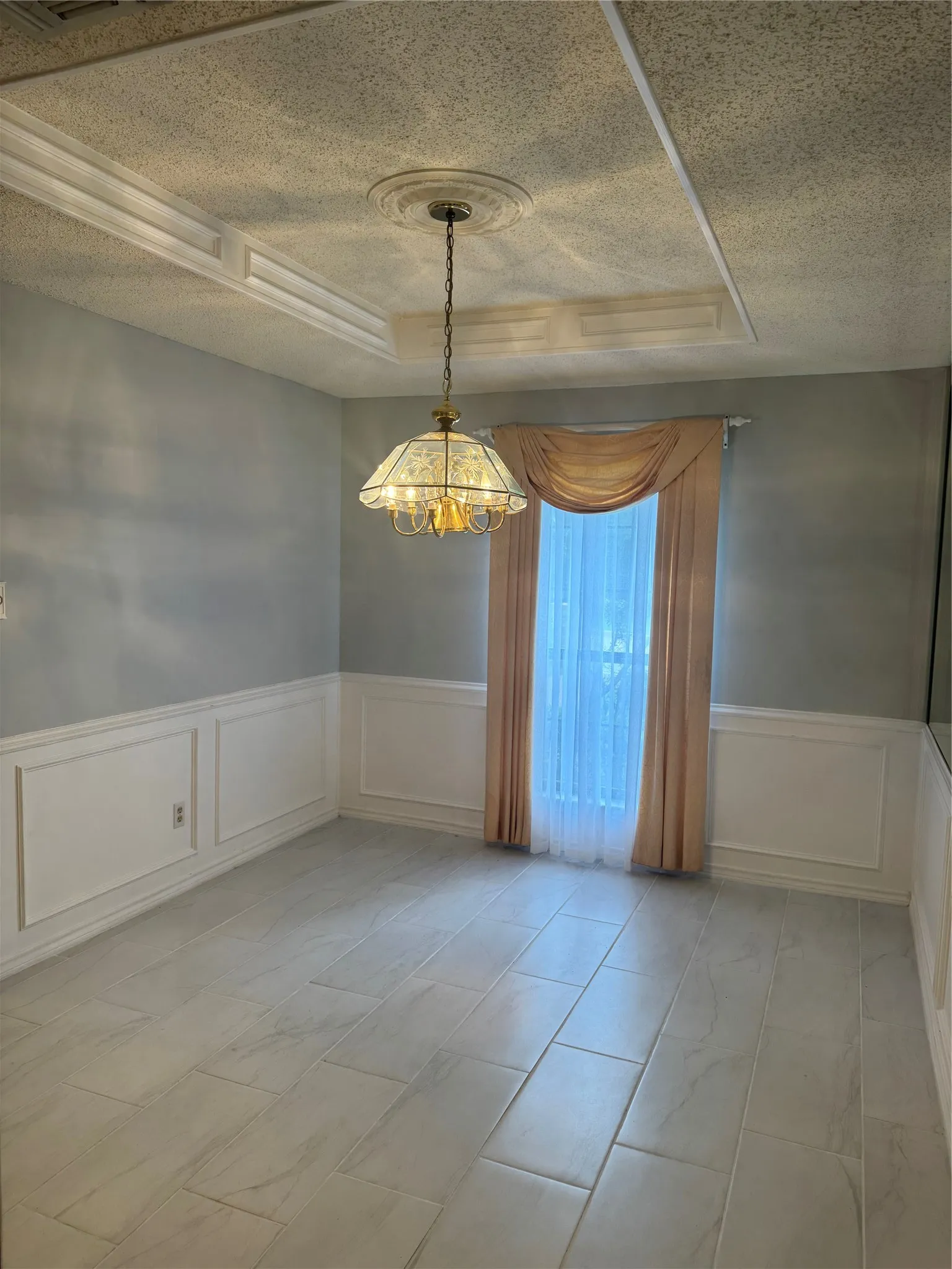 Single Family Residence For Sale in Tarrant County , 713 Ashley Drive, Hurst, Texas 76054, 3 Bedrooms, 2 Bathrooms, 2 Garage spaces, 2,021 Sqft, built in 1988, Preowned, Price $455,000, mls#21249052, Real Estate Agent in Hurst, Homes For Sale in Tarrant county, Homes For Sale in Hurst, Realtor in Hurst Texas, Real Estate Brokerage Independent Realty Texas, Luminita Cordes Realtor