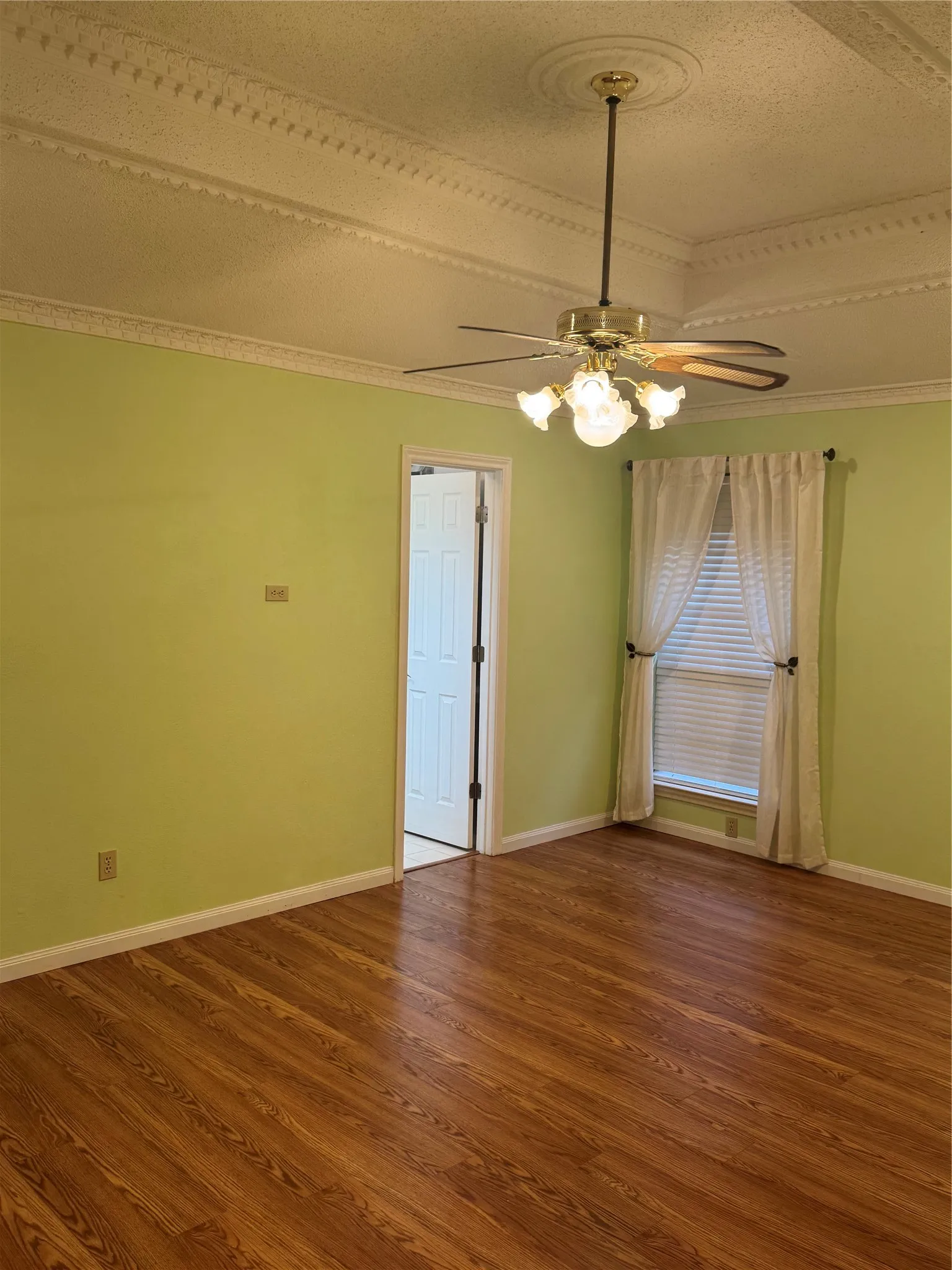 Single Family Residence For Sale in Tarrant County , 713 Ashley Drive, Hurst, Texas 76054, 3 Bedrooms, 2 Bathrooms, 2 Garage spaces, 2,021 Sqft, built in 1988, Preowned, Price $455,000, mls#21249052, Real Estate Agent in Hurst, Homes For Sale in Tarrant county, Homes For Sale in Hurst, Realtor in Hurst Texas, Real Estate Brokerage Independent Realty Texas, Luminita Cordes Realtor