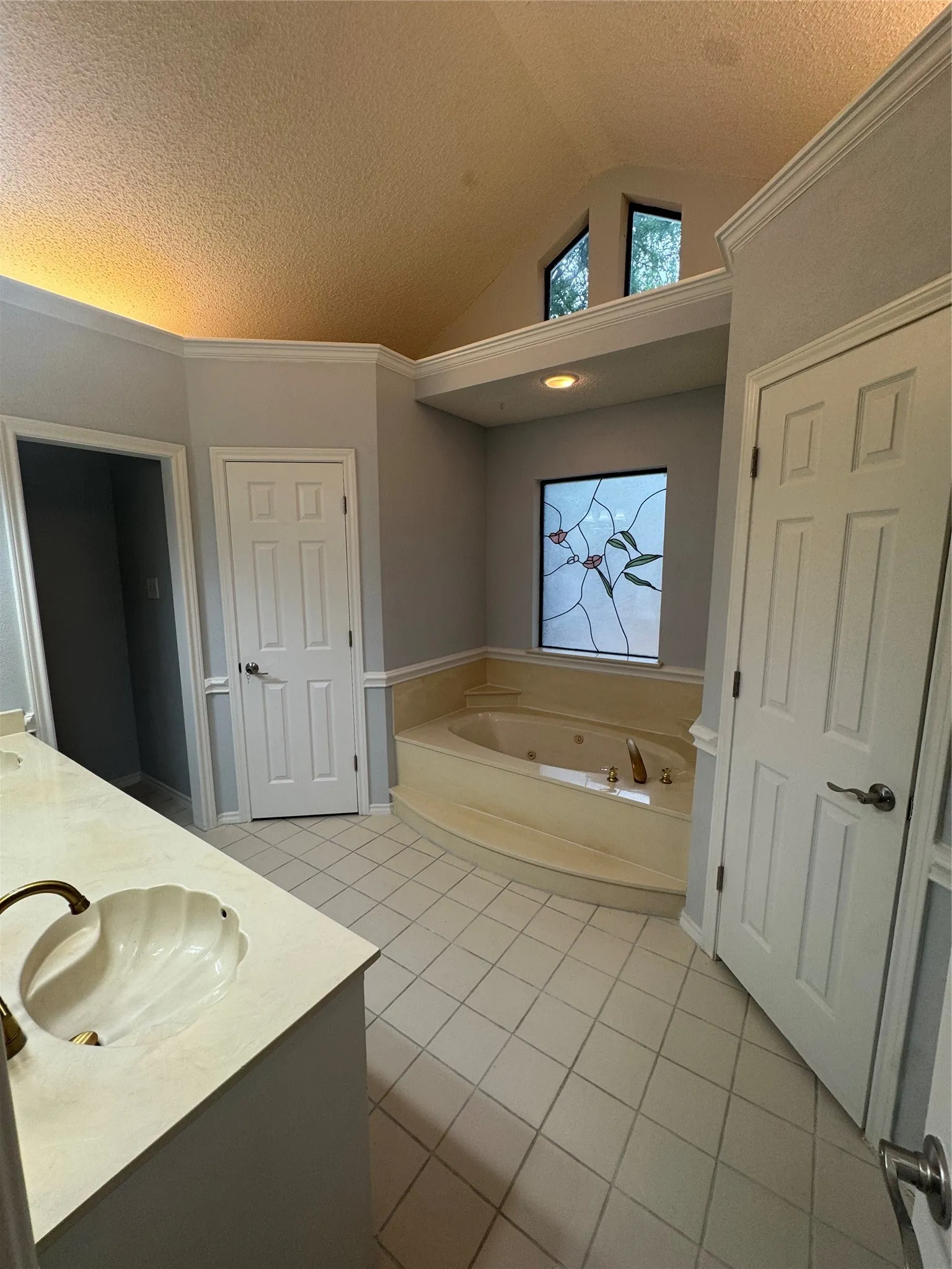 Single Family Residence For Sale in Tarrant County , 713 Ashley Drive, Hurst, Texas 76054, 3 Bedrooms, 2 Bathrooms, 2 Garage spaces, 2,021 Sqft, built in 1988, Preowned, Price $455,000, mls#21249052, Real Estate Agent in Hurst, Homes For Sale in Tarrant county, Homes For Sale in Hurst, Realtor in Hurst Texas, Real Estate Brokerage Independent Realty Texas, Luminita Cordes Realtor