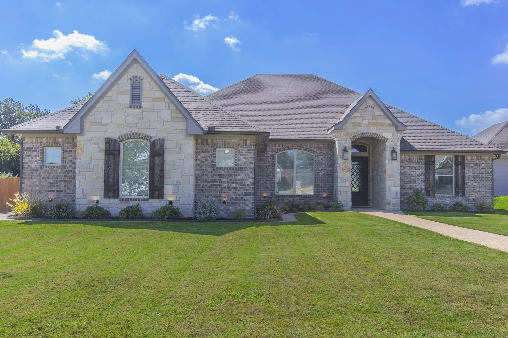Single Family Residence For Sale in Mc Lennan County , 233 Fox Run Lane, Robinson, Texas 76706, 4 Bedroom, 3 Bathroom, 2 Garage spaces, 2,595 Sqft, built in 2022, Preowned, mls#21248900, Real Estate Agent in Robinson, Homes For Sale in Mc Lennan county, Homes For Sale in Robinson, Realtor in Robinson Texas, Real Estate Brokerage Independent Realty Texas, Luminita Cordes Realtor