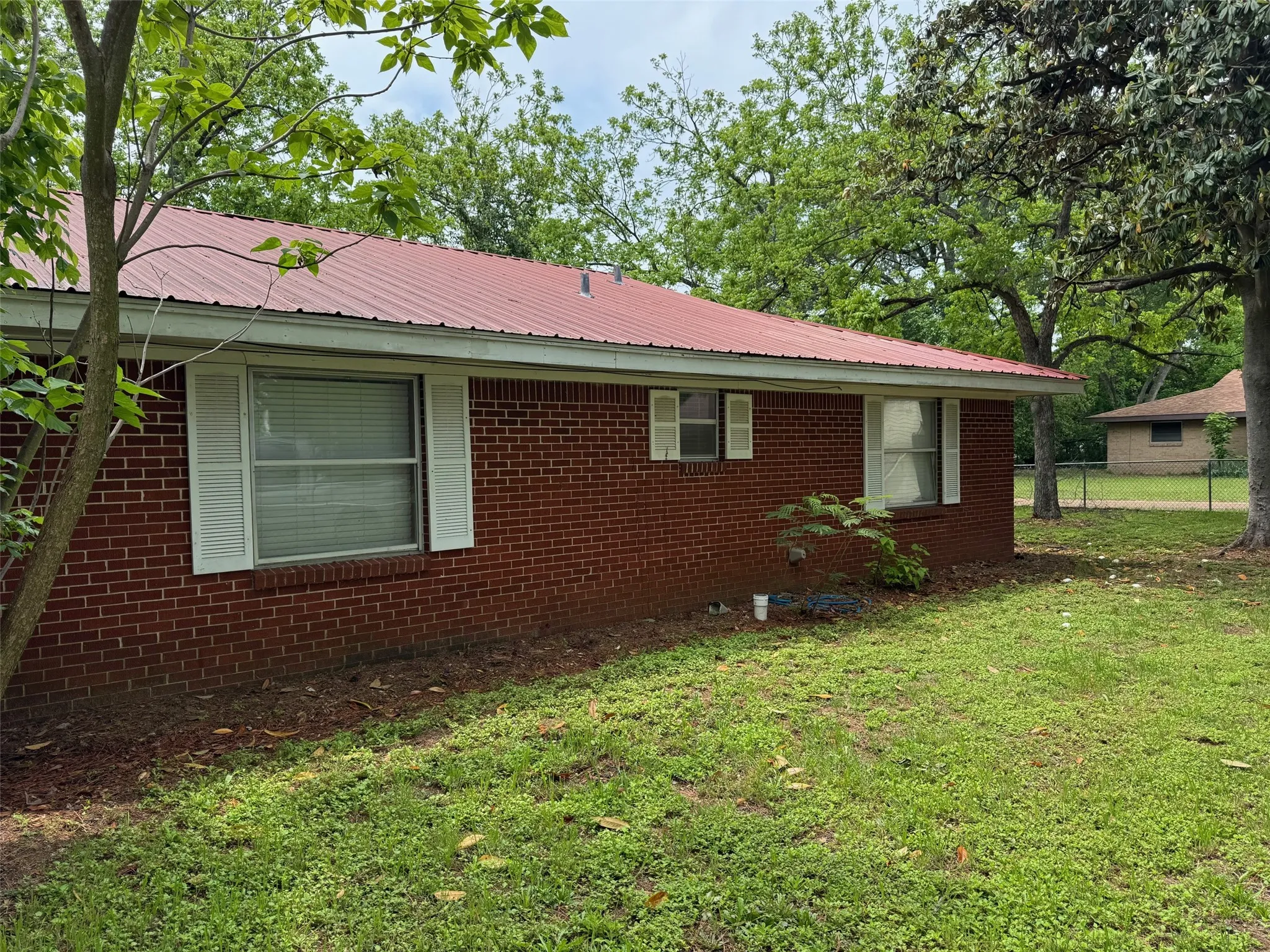 Single Family Residence For Sale in Henderson County , 621 French Street, Trinidad, Texas 75163, 3 Bedrooms, 2 Bathrooms, Garage spaces, 1,716 Sqft, built in 1960, Price $189,000, mls#21247881, Real Estate Agent in Trinidad, Homes For Sale in Henderson county, Homes For Sale in Trinidad, Realtor in Trinidad Texas, Real Estate Brokerage Independent Realty Texas, Luminita Cordes Realtor