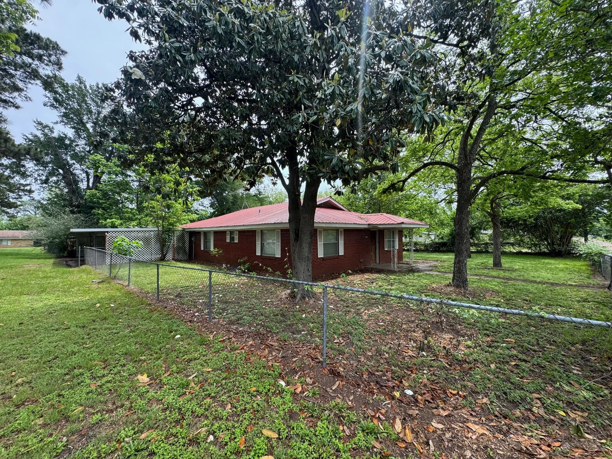 Single Family Residence For Sale in Henderson County , 621 French Street, Trinidad, Texas 75163, 3 Bedrooms, 2 Bathrooms, Garage spaces, 1,716 Sqft, built in 1960, Price $189,000, mls#21247881, Real Estate Agent in Trinidad, Homes For Sale in Henderson county, Homes For Sale in Trinidad, Realtor in Trinidad Texas, Real Estate Brokerage Independent Realty Texas, Luminita Cordes Realtor