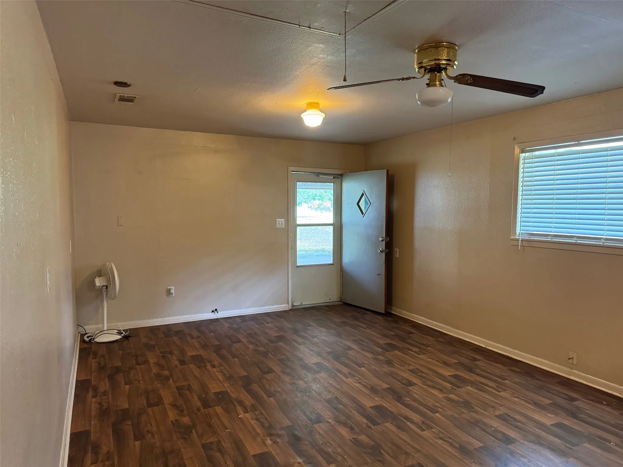 Single Family Residence For Sale in Henderson County , 621 French Street, Trinidad, Texas 75163, 3 Bedrooms, 2 Bathrooms, Garage spaces, 1,716 Sqft, built in 1960, Price $189,000, mls#21247881, Real Estate Agent in Trinidad, Homes For Sale in Henderson county, Homes For Sale in Trinidad, Realtor in Trinidad Texas, Real Estate Brokerage Independent Realty Texas, Luminita Cordes Realtor