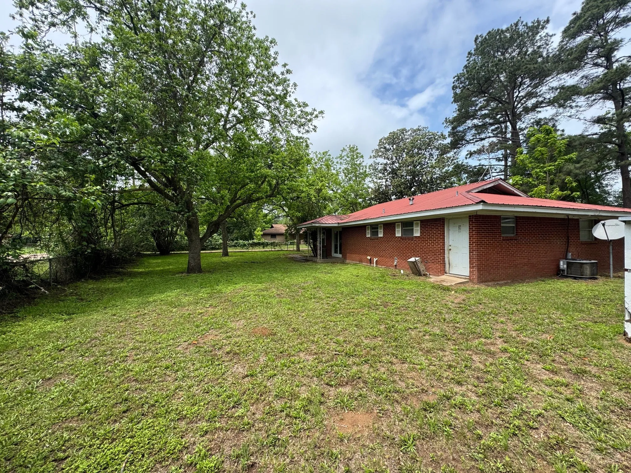 Single Family Residence For Sale in Henderson County , 621 French Street, Trinidad, Texas 75163, 3 Bedrooms, 2 Bathrooms, Garage spaces, 1,716 Sqft, built in 1960, Price $189,000, mls#21247881, Real Estate Agent in Trinidad, Homes For Sale in Henderson county, Homes For Sale in Trinidad, Realtor in Trinidad Texas, Real Estate Brokerage Independent Realty Texas, Luminita Cordes Realtor