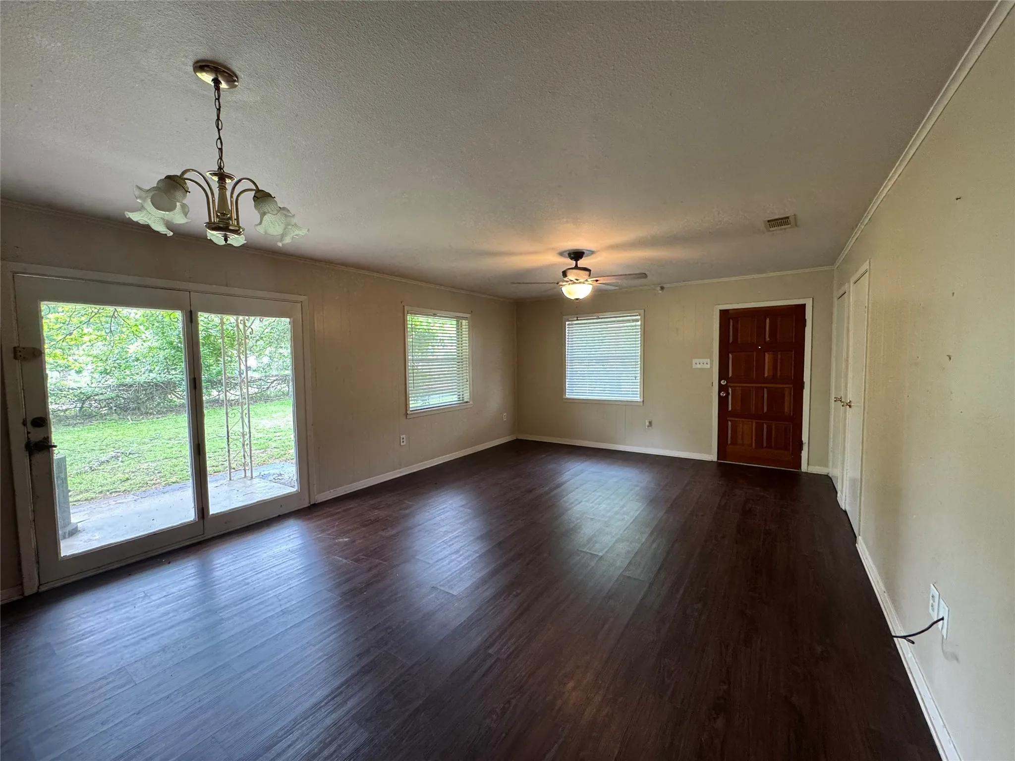 Single Family Residence For Sale in Henderson County , 621 French Street, Trinidad, Texas 75163, 3 Bedrooms, 2 Bathrooms, Garage spaces, 1,716 Sqft, built in 1960, Price $189,000, mls#21247881, Real Estate Agent in Trinidad, Homes For Sale in Henderson county, Homes For Sale in Trinidad, Realtor in Trinidad Texas, Real Estate Brokerage Independent Realty Texas, Luminita Cordes Realtor