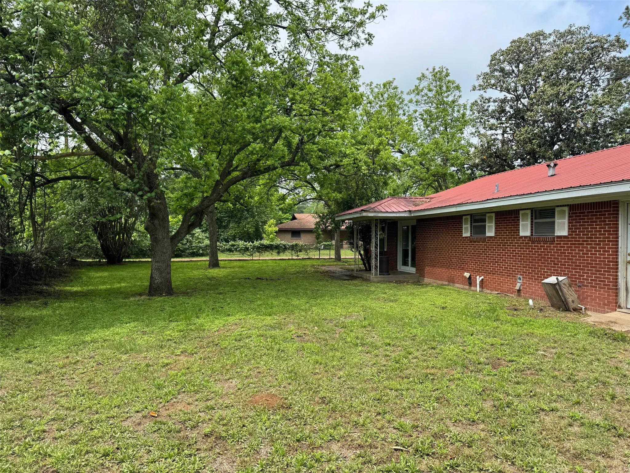 Single Family Residence For Sale in Henderson County , 621 French Street, Trinidad, Texas 75163, 3 Bedrooms, 2 Bathrooms, Garage spaces, 1,716 Sqft, built in 1960, Price $189,000, mls#21247881, Real Estate Agent in Trinidad, Homes For Sale in Henderson county, Homes For Sale in Trinidad, Realtor in Trinidad Texas, Real Estate Brokerage Independent Realty Texas, Luminita Cordes Realtor