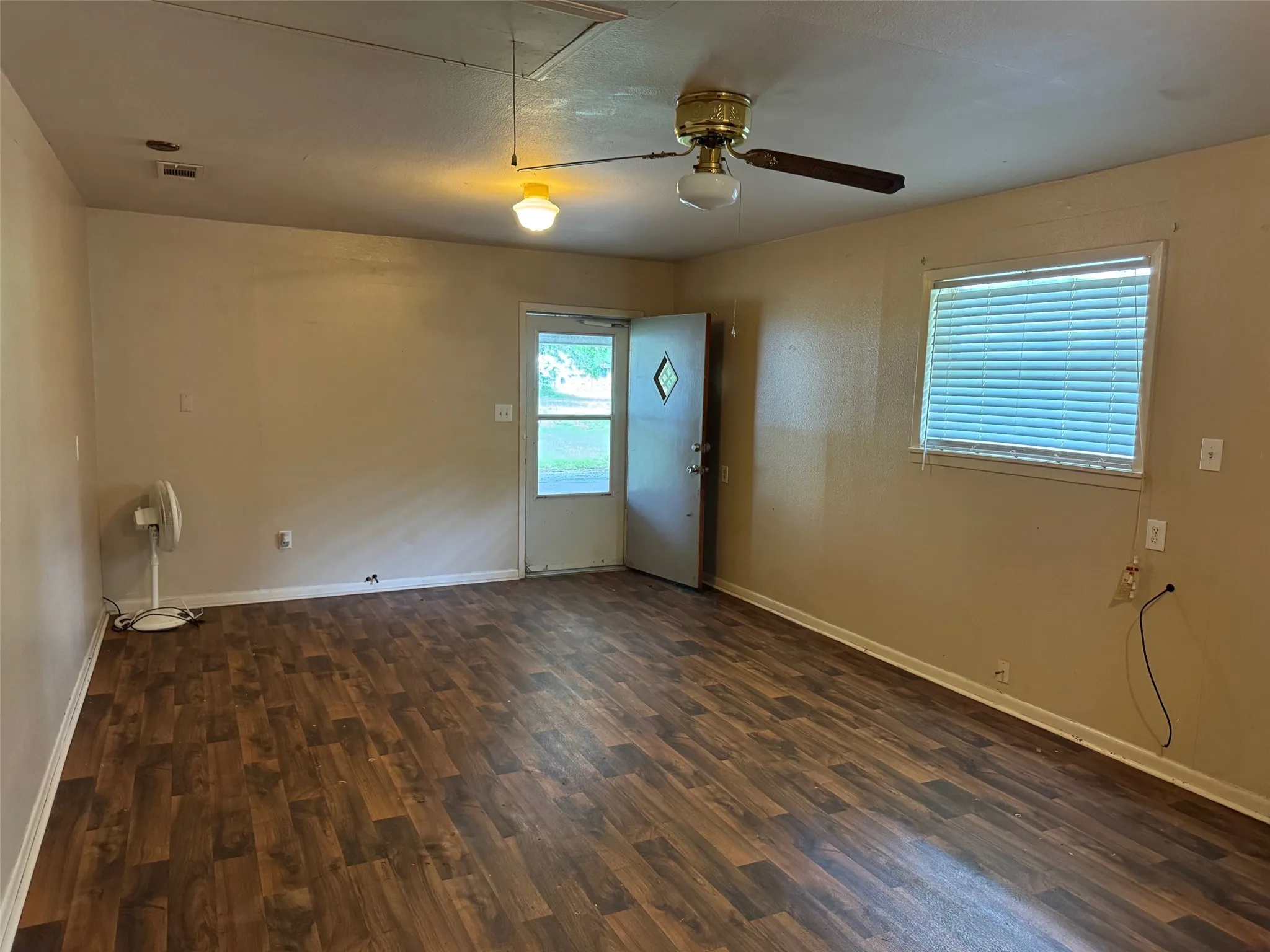 Single Family Residence For Sale in Henderson County , 621 French Street, Trinidad, Texas 75163, 3 Bedrooms, 2 Bathrooms, Garage spaces, 1,716 Sqft, built in 1960, Price $189,000, mls#21247881, Real Estate Agent in Trinidad, Homes For Sale in Henderson county, Homes For Sale in Trinidad, Realtor in Trinidad Texas, Real Estate Brokerage Independent Realty Texas, Luminita Cordes Realtor