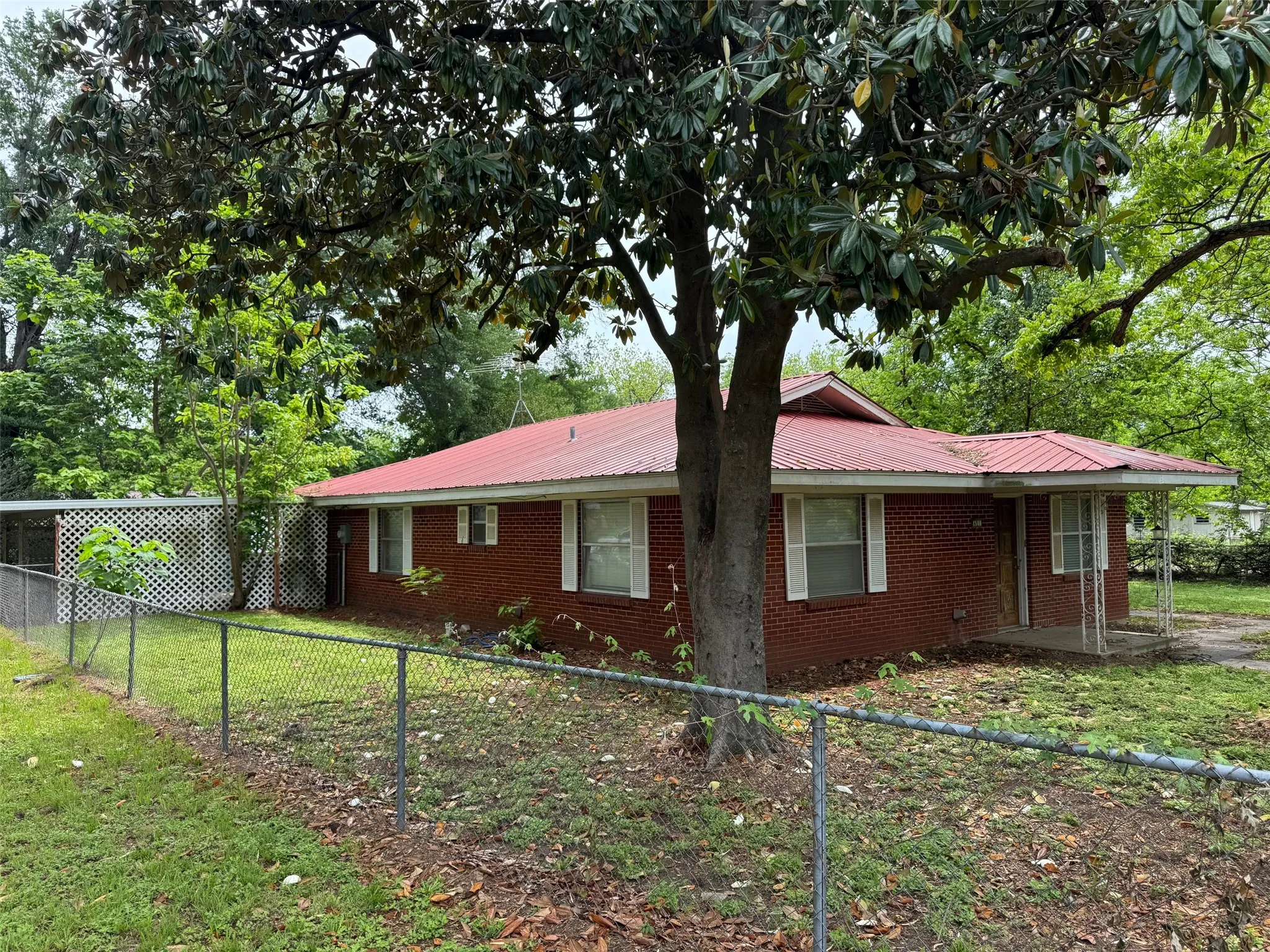 Single Family Residence For Sale in Henderson County , 621 French Street, Trinidad, Texas 75163, 3 Bedrooms, 2 Bathrooms, Garage spaces, 1,716 Sqft, built in 1960, Price $189,000, mls#21247881, Real Estate Agent in Trinidad, Homes For Sale in Henderson county, Homes For Sale in Trinidad, Realtor in Trinidad Texas, Real Estate Brokerage Independent Realty Texas, Luminita Cordes Realtor