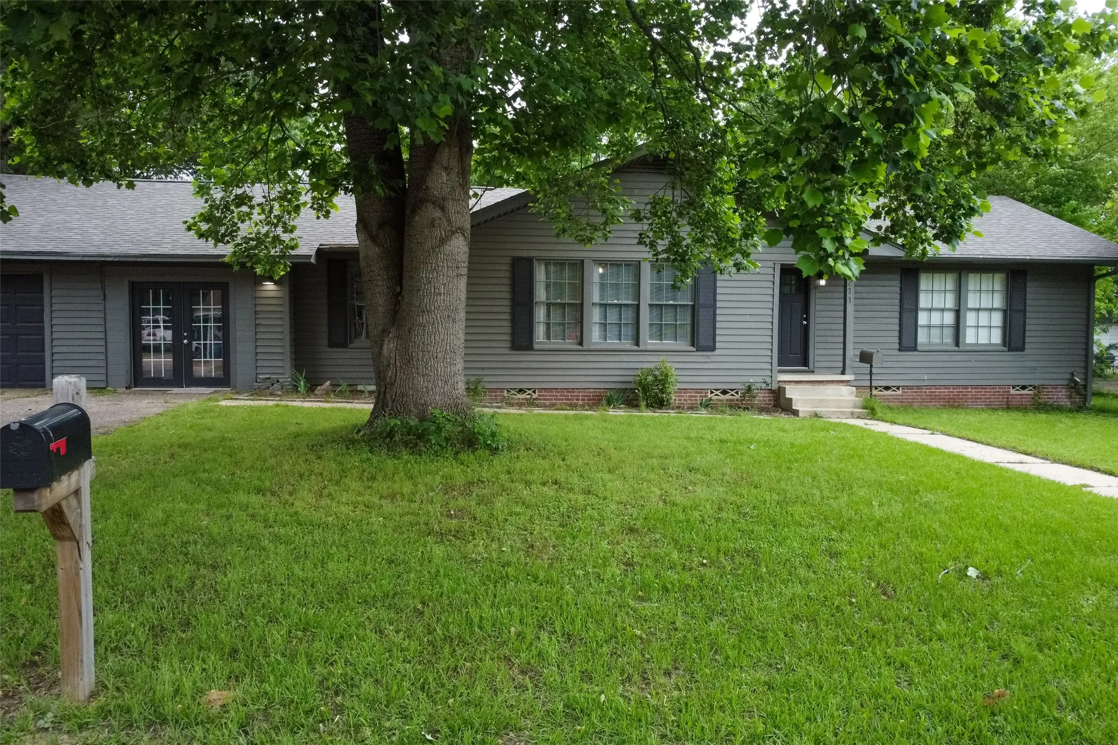 Single Family Residence For Sale in Titus County , 1211 Lamar Drive, Mt Pleasant, Texas 75455, 3 Bedroom, 2 Bathroom, 1 Garage spaces, 1,864 Sqft, built in 1959, Preowned, mls#21248974, Real Estate Agent in Mt Pleasant, Homes For Sale in Titus county, Homes For Sale in Mt Pleasant, Realtor in Mt Pleasant Texas, Real Estate Brokerage Independent Realty Texas, Luminita Cordes Realtor