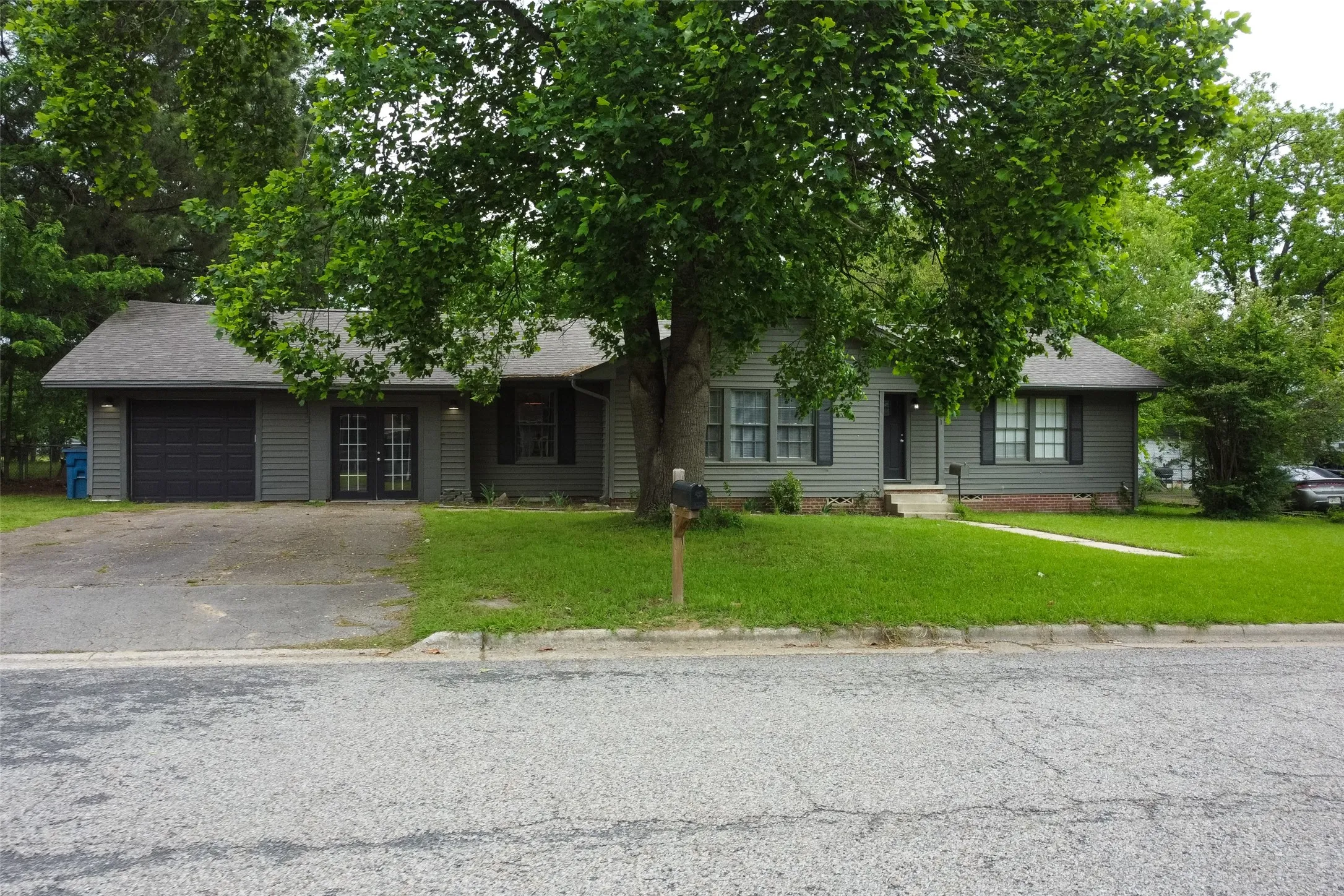 Single Family Residence For Sale in Titus County , 1211 Lamar Drive, Mt Pleasant, Texas 75455, 3 Bedroom, 2 Bathroom, 1 Garage spaces, 1,864 Sqft, built in 1959, Preowned, mls#21248974, Real Estate Agent in Mt Pleasant, Homes For Sale in Titus county, Homes For Sale in Mt Pleasant, Realtor in Mt Pleasant Texas, Real Estate Brokerage Independent Realty Texas, Luminita Cordes Realtor