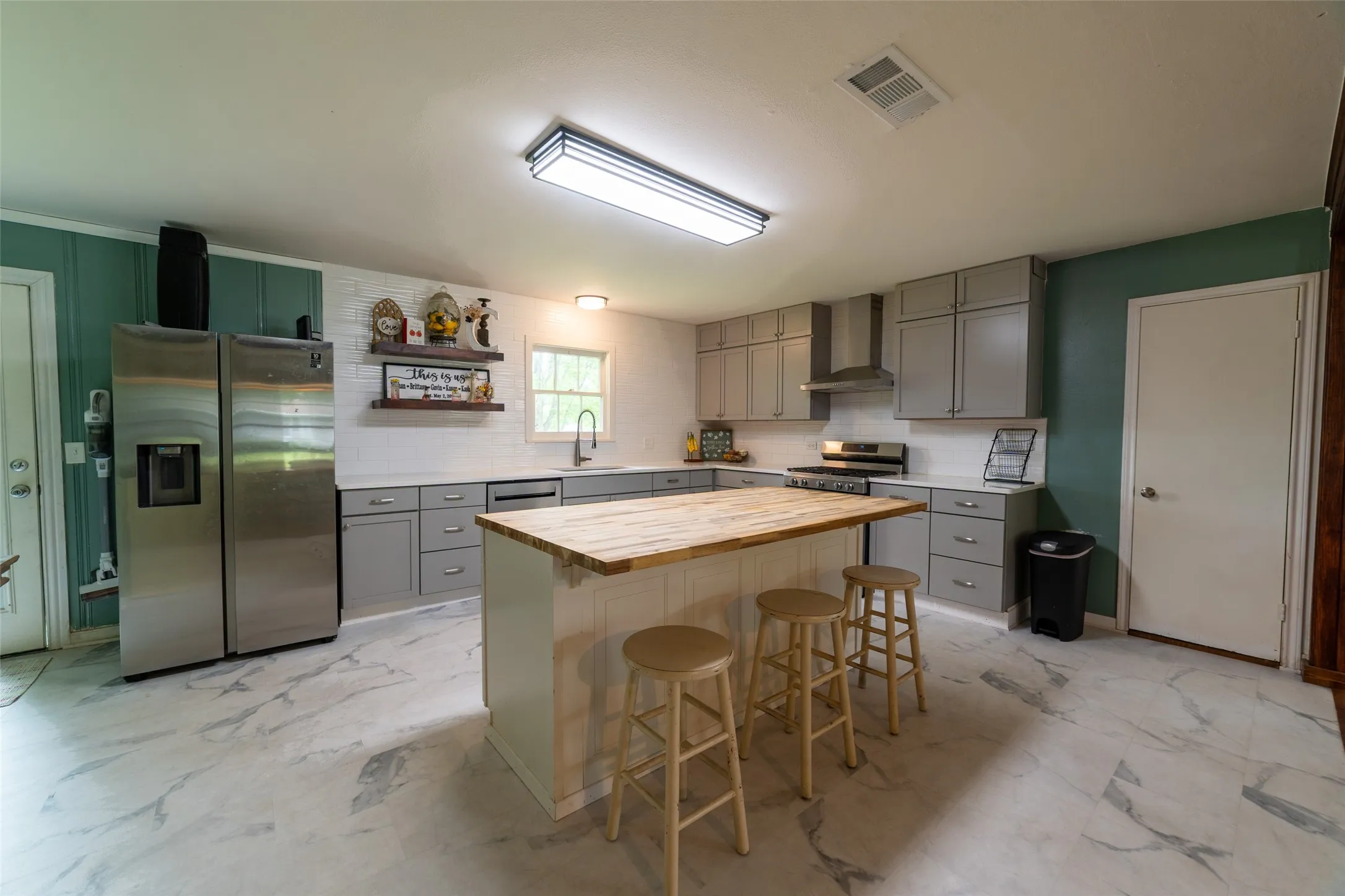 Single Family Residence For Sale in Titus County , 1211 Lamar Drive, Mt Pleasant, Texas 75455, 3 Bedroom, 2 Bathroom, 1 Garage spaces, 1,864 Sqft, built in 1959, Preowned, mls#21248974, Real Estate Agent in Mt Pleasant, Homes For Sale in Titus county, Homes For Sale in Mt Pleasant, Realtor in Mt Pleasant Texas, Real Estate Brokerage Independent Realty Texas, Luminita Cordes Realtor