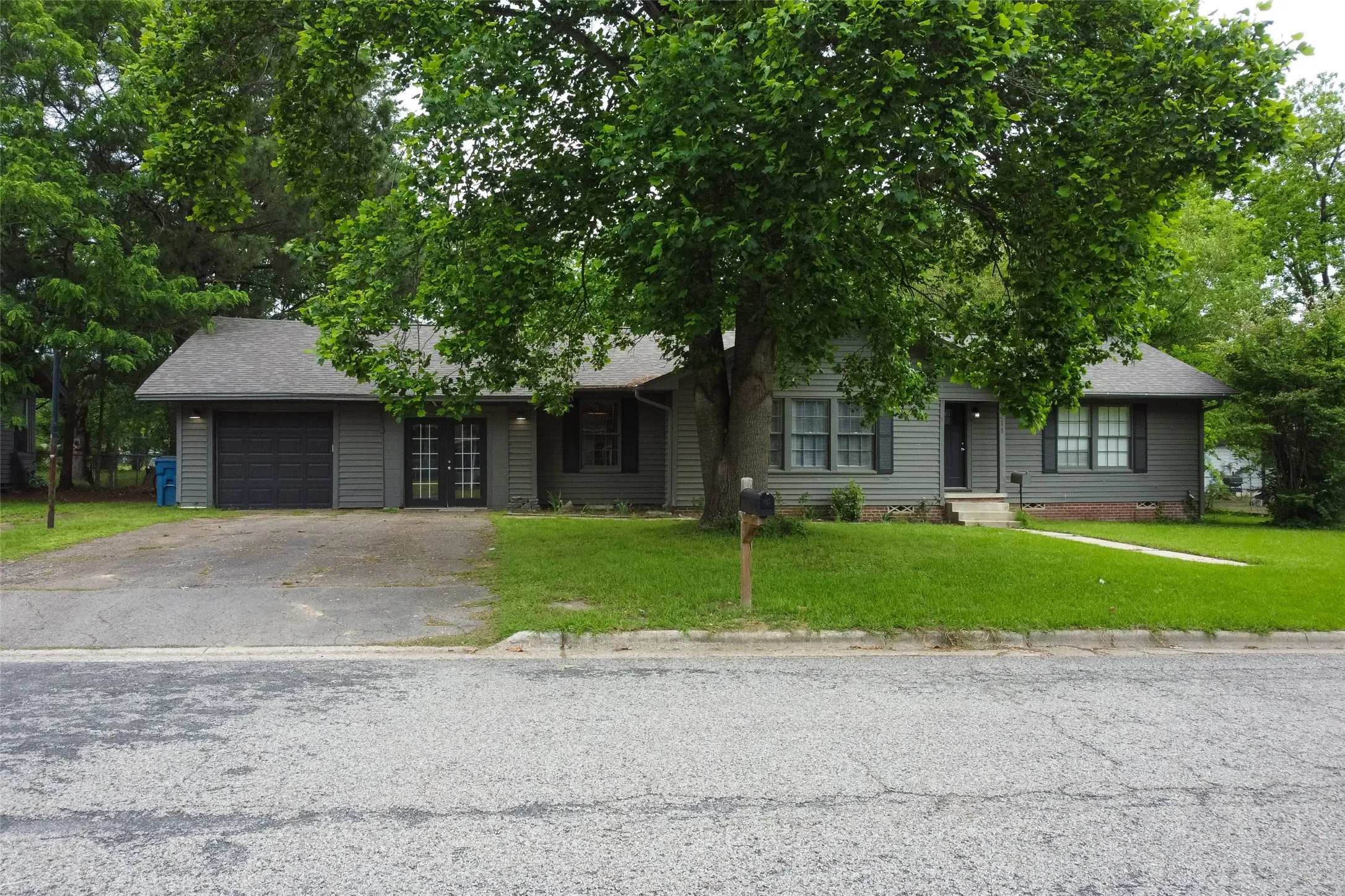 Single Family Residence For Sale in Titus County , 1211 Lamar Drive, Mt Pleasant, Texas 75455, 3 Bedroom, 2 Bathroom, 1 Garage spaces, 1,864 Sqft, built in 1959, Preowned, mls#21248974, Real Estate Agent in Mt Pleasant, Homes For Sale in Titus county, Homes For Sale in Mt Pleasant, Realtor in Mt Pleasant Texas, Real Estate Brokerage Independent Realty Texas, Luminita Cordes Realtor