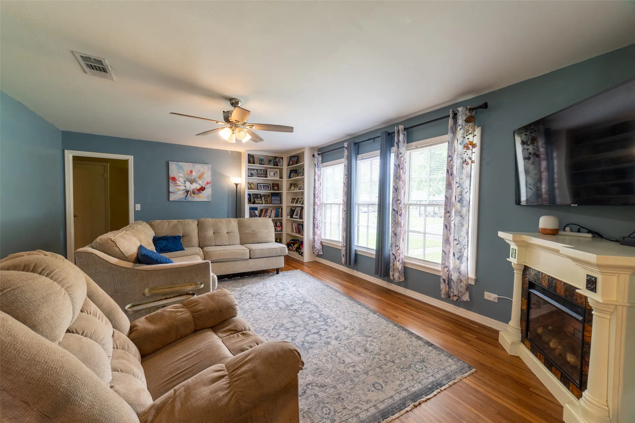Single Family Residence For Sale in Titus County , 1211 Lamar Drive, Mt Pleasant, Texas 75455, 3 Bedroom, 2 Bathroom, 1 Garage spaces, 1,864 Sqft, built in 1959, Preowned, mls#21248974, Real Estate Agent in Mt Pleasant, Homes For Sale in Titus county, Homes For Sale in Mt Pleasant, Realtor in Mt Pleasant Texas, Real Estate Brokerage Independent Realty Texas, Luminita Cordes Realtor