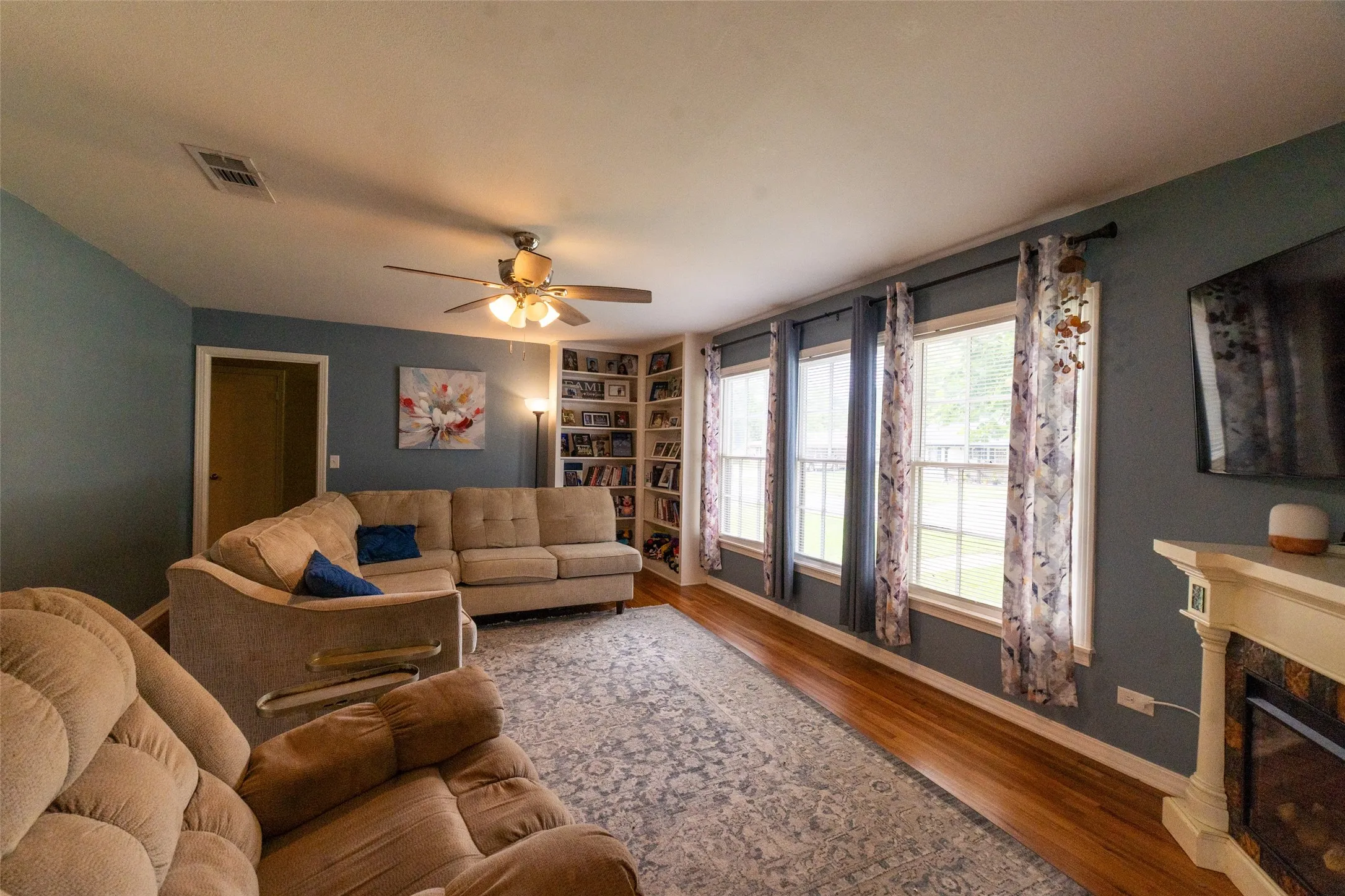 Single Family Residence For Sale in Titus County , 1211 Lamar Drive, Mt Pleasant, Texas 75455, 3 Bedroom, 2 Bathroom, 1 Garage spaces, 1,864 Sqft, built in 1959, Preowned, mls#21248974, Real Estate Agent in Mt Pleasant, Homes For Sale in Titus county, Homes For Sale in Mt Pleasant, Realtor in Mt Pleasant Texas, Real Estate Brokerage Independent Realty Texas, Luminita Cordes Realtor