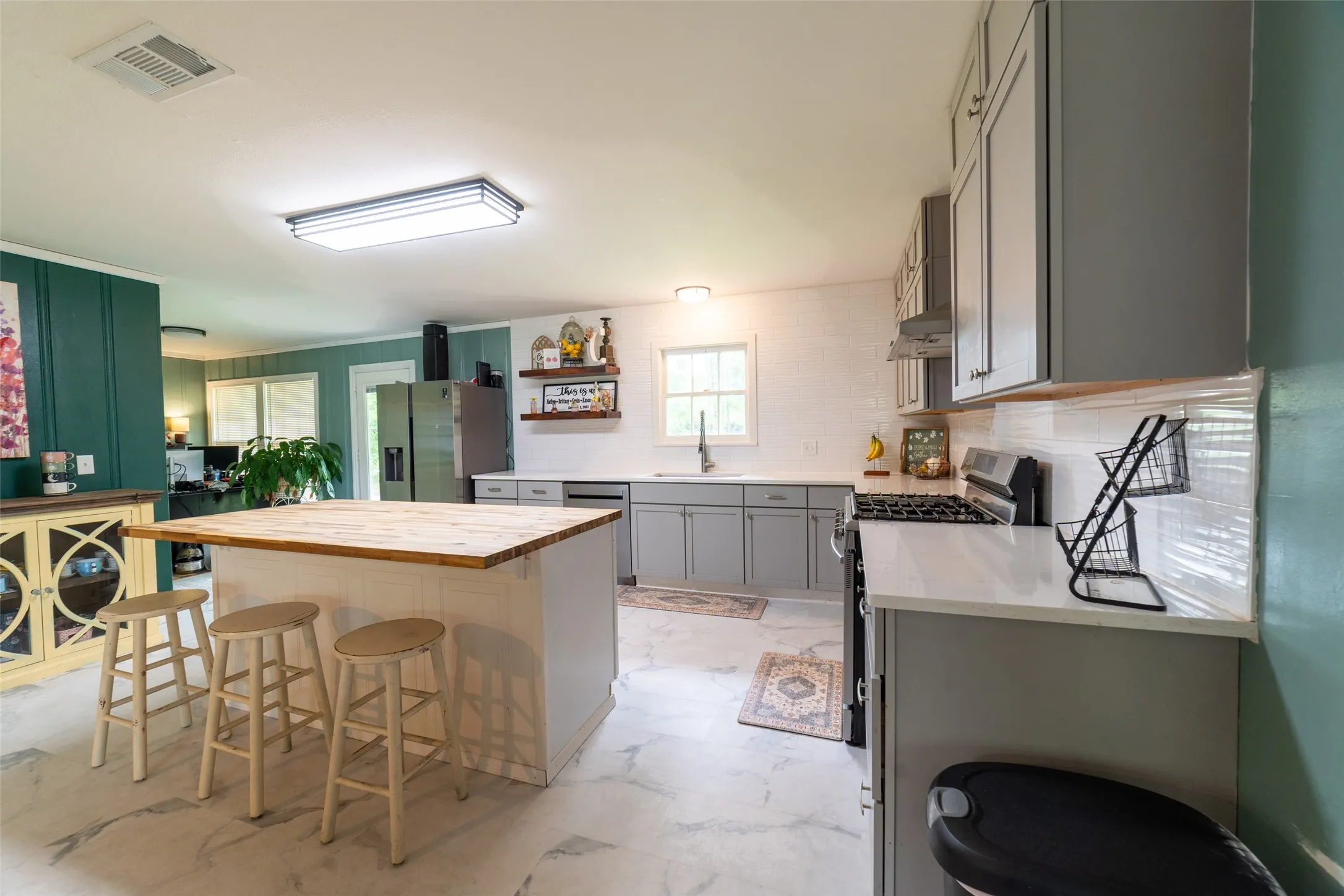 Single Family Residence For Sale in Titus County , 1211 Lamar Drive, Mt Pleasant, Texas 75455, 3 Bedroom, 2 Bathroom, 1 Garage spaces, 1,864 Sqft, built in 1959, Preowned, mls#21248974, Real Estate Agent in Mt Pleasant, Homes For Sale in Titus county, Homes For Sale in Mt Pleasant, Realtor in Mt Pleasant Texas, Real Estate Brokerage Independent Realty Texas, Luminita Cordes Realtor