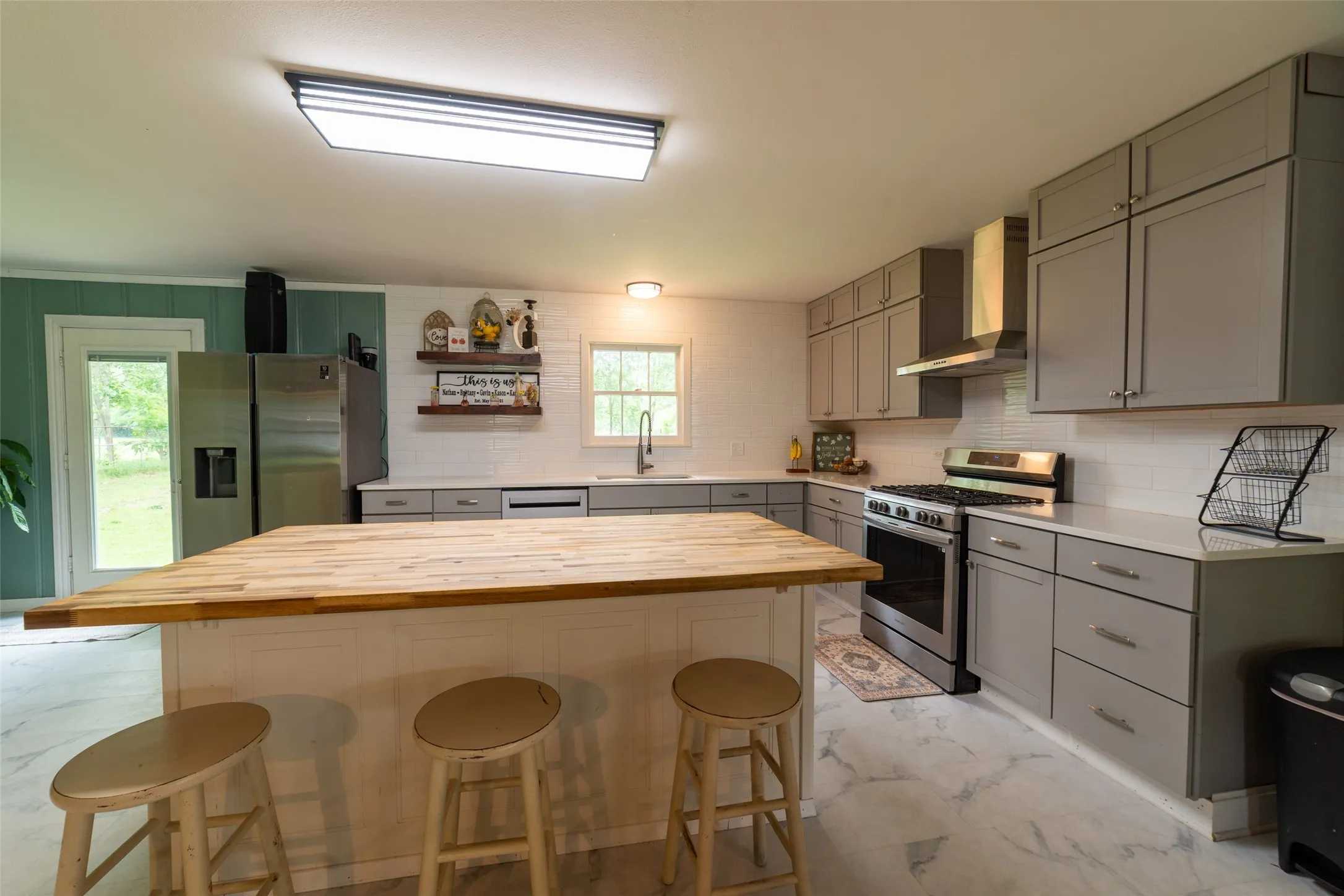 Single Family Residence For Sale in Titus County , 1211 Lamar Drive, Mt Pleasant, Texas 75455, 3 Bedroom, 2 Bathroom, 1 Garage spaces, 1,864 Sqft, built in 1959, Preowned, mls#21248974, Real Estate Agent in Mt Pleasant, Homes For Sale in Titus county, Homes For Sale in Mt Pleasant, Realtor in Mt Pleasant Texas, Real Estate Brokerage Independent Realty Texas, Luminita Cordes Realtor