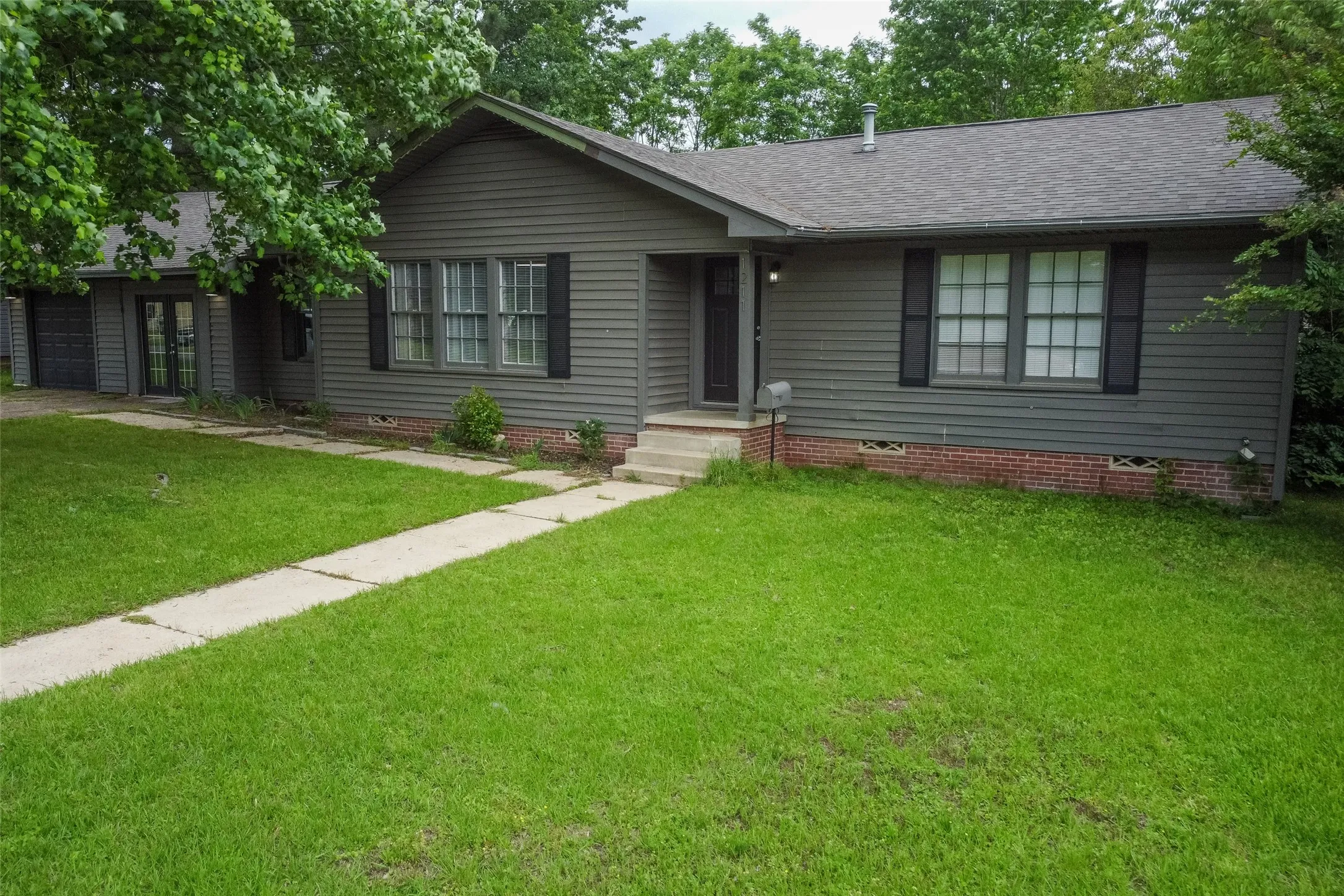 Single Family Residence For Sale in Titus County , 1211 Lamar Drive, Mt Pleasant, Texas 75455, 3 Bedroom, 2 Bathroom, 1 Garage spaces, 1,864 Sqft, built in 1959, Preowned, mls#21248974, Real Estate Agent in Mt Pleasant, Homes For Sale in Titus county, Homes For Sale in Mt Pleasant, Realtor in Mt Pleasant Texas, Real Estate Brokerage Independent Realty Texas, Luminita Cordes Realtor