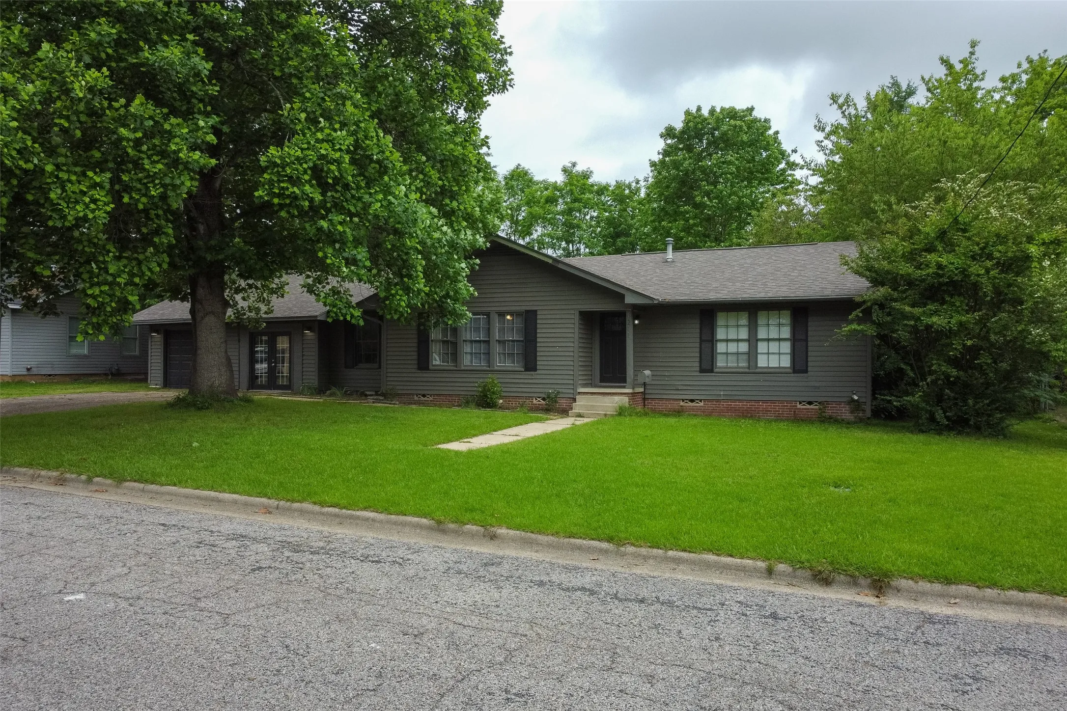 Single Family Residence For Sale in Titus County , 1211 Lamar Drive, Mt Pleasant, Texas 75455, 3 Bedroom, 2 Bathroom, 1 Garage spaces, 1,864 Sqft, built in 1959, Preowned, mls#21248974, Real Estate Agent in Mt Pleasant, Homes For Sale in Titus county, Homes For Sale in Mt Pleasant, Realtor in Mt Pleasant Texas, Real Estate Brokerage Independent Realty Texas, Luminita Cordes Realtor