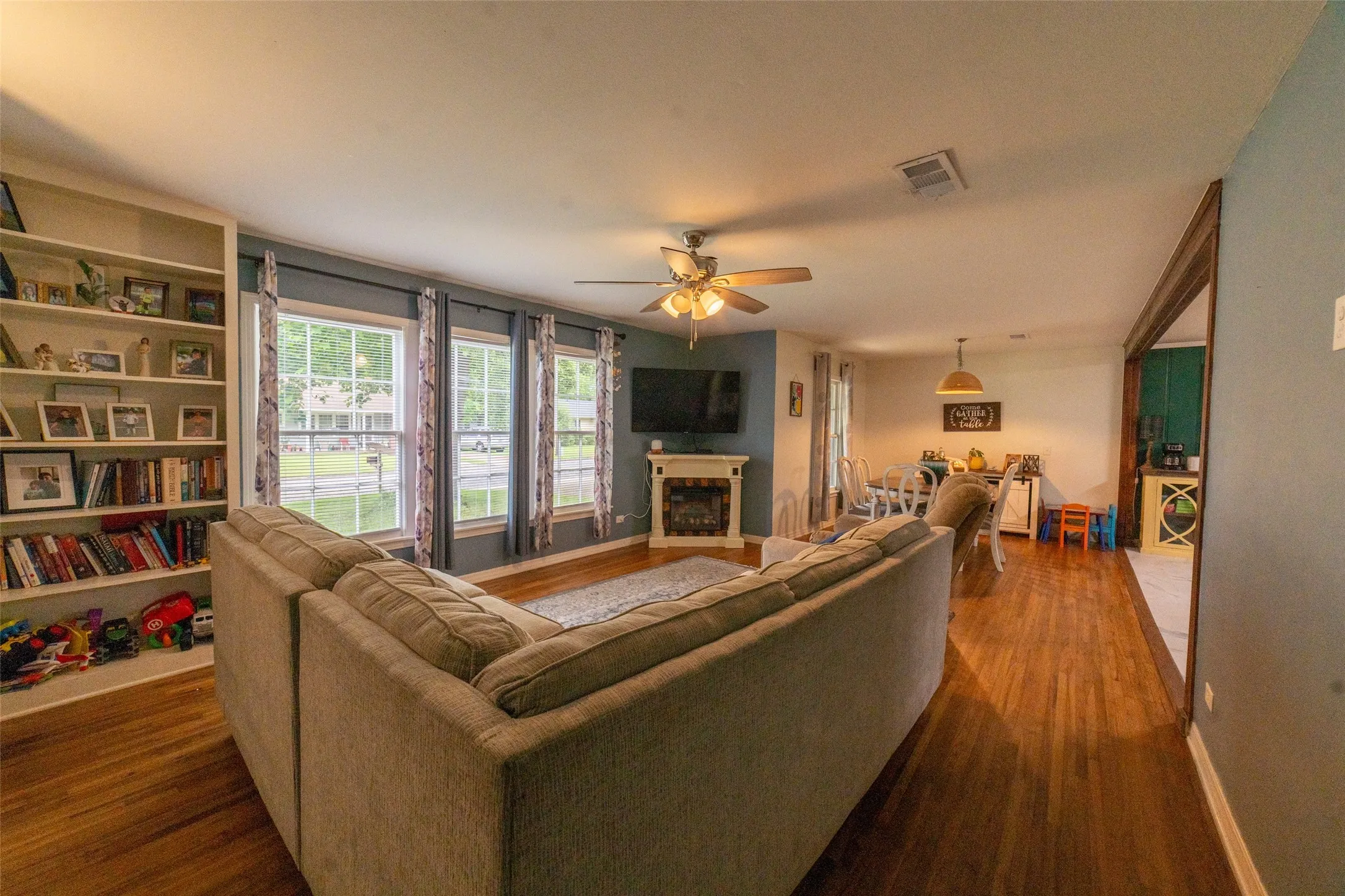 Single Family Residence For Sale in Titus County , 1211 Lamar Drive, Mt Pleasant, Texas 75455, 3 Bedroom, 2 Bathroom, 1 Garage spaces, 1,864 Sqft, built in 1959, Preowned, mls#21248974, Real Estate Agent in Mt Pleasant, Homes For Sale in Titus county, Homes For Sale in Mt Pleasant, Realtor in Mt Pleasant Texas, Real Estate Brokerage Independent Realty Texas, Luminita Cordes Realtor