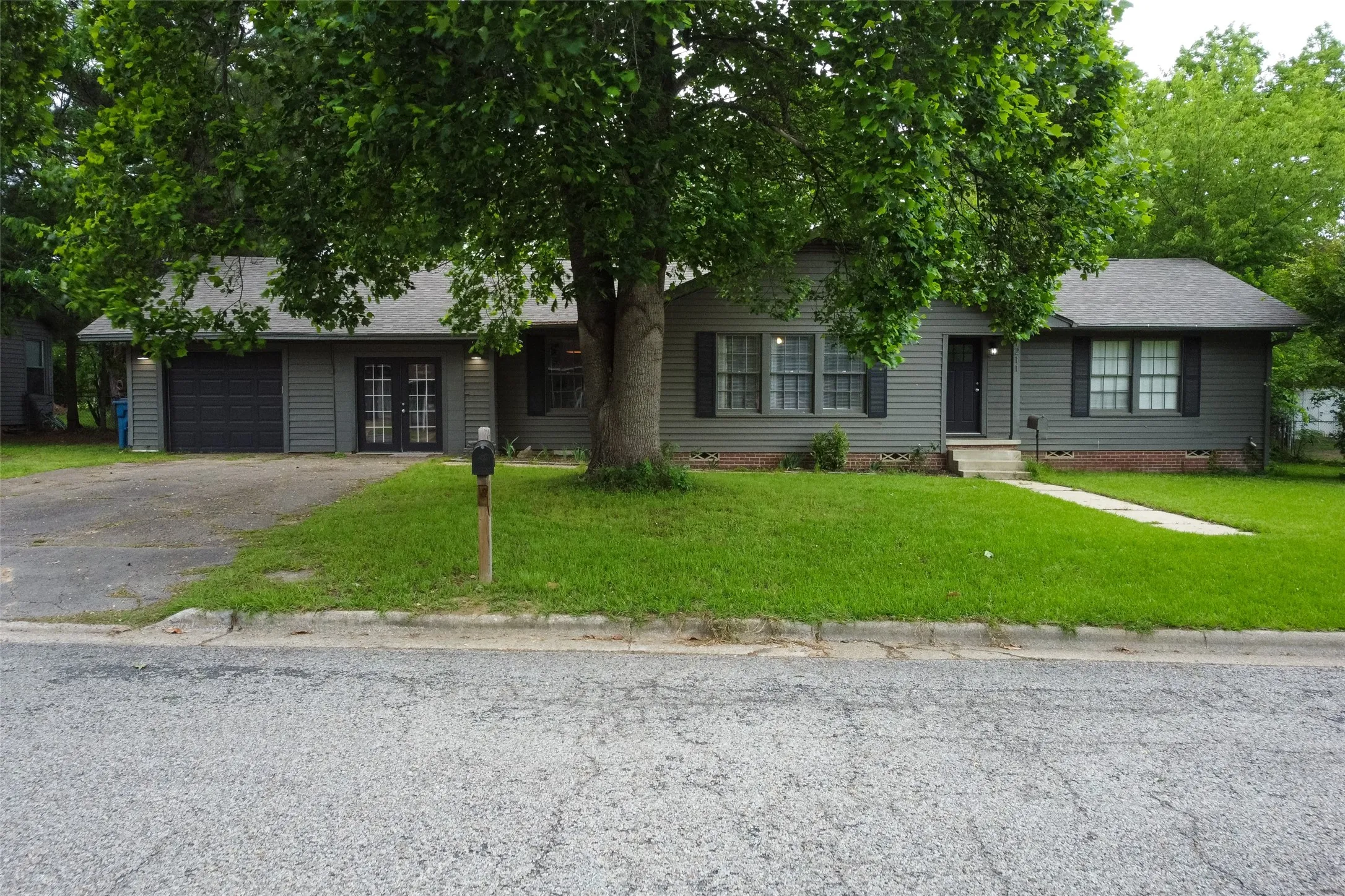 Single Family Residence For Sale in Titus County , 1211 Lamar Drive, Mt Pleasant, Texas 75455, 3 Bedroom, 2 Bathroom, 1 Garage spaces, 1,864 Sqft, built in 1959, Preowned, mls#21248974, Real Estate Agent in Mt Pleasant, Homes For Sale in Titus county, Homes For Sale in Mt Pleasant, Realtor in Mt Pleasant Texas, Real Estate Brokerage Independent Realty Texas, Luminita Cordes Realtor