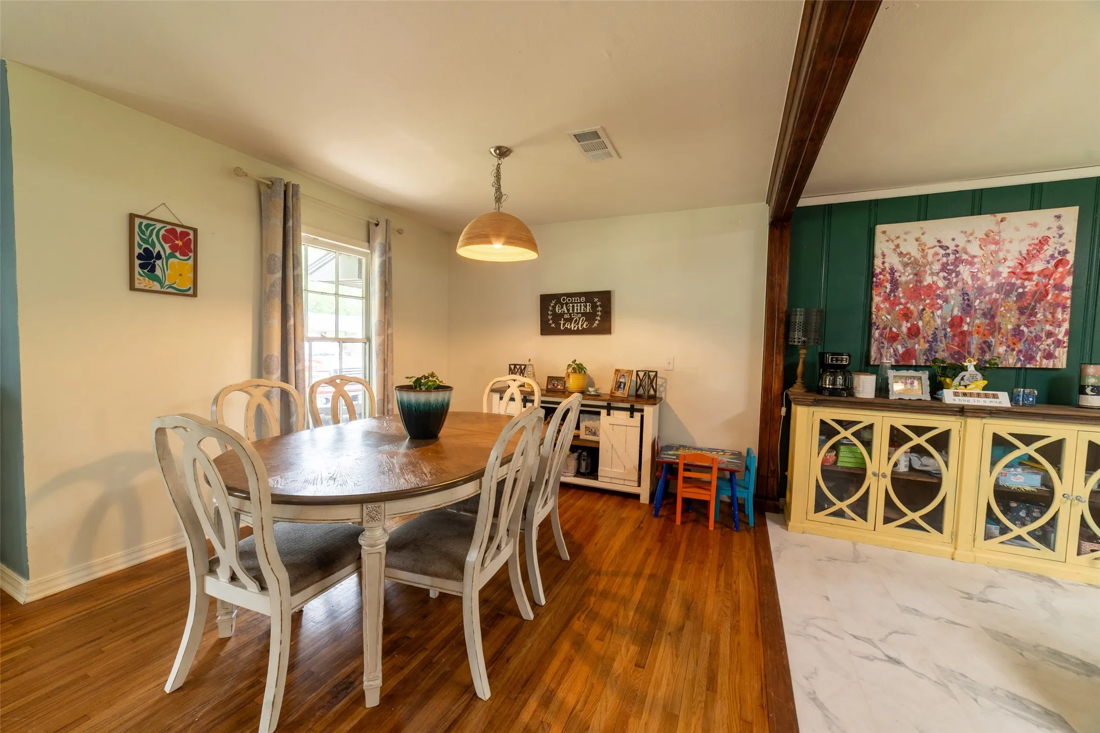 Single Family Residence For Sale in Titus County , 1211 Lamar Drive, Mt Pleasant, Texas 75455, 3 Bedroom, 2 Bathroom, 1 Garage spaces, 1,864 Sqft, built in 1959, Preowned, mls#21248974, Real Estate Agent in Mt Pleasant, Homes For Sale in Titus county, Homes For Sale in Mt Pleasant, Realtor in Mt Pleasant Texas, Real Estate Brokerage Independent Realty Texas, Luminita Cordes Realtor