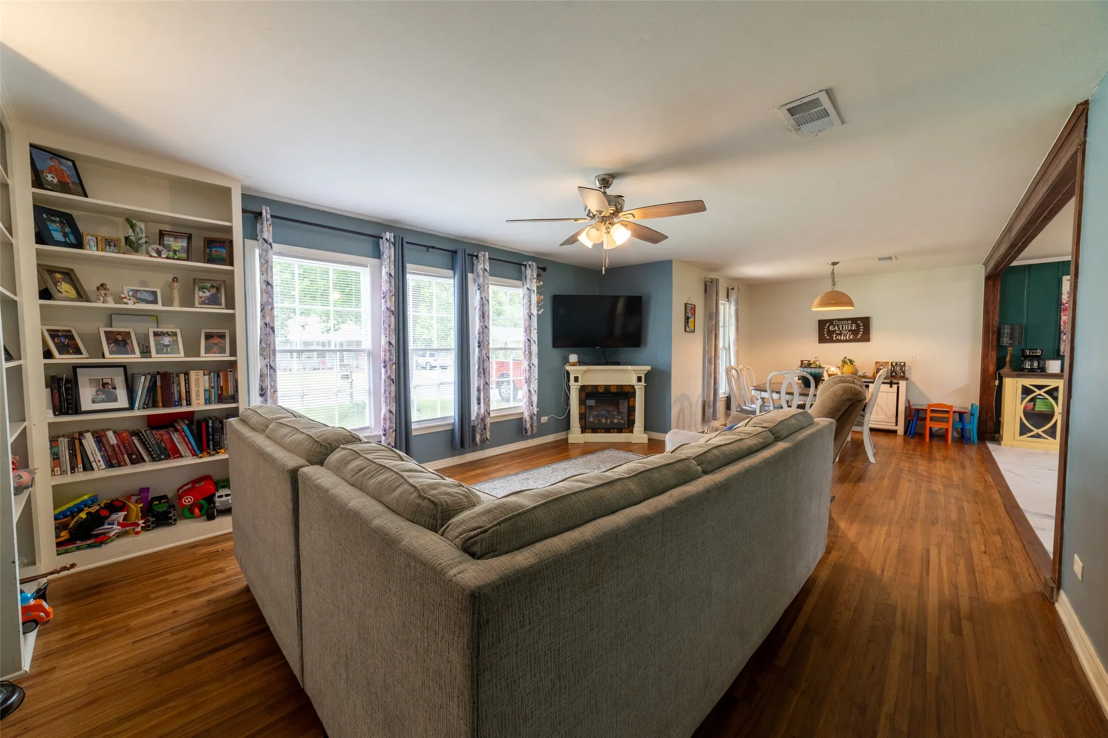 Single Family Residence For Sale in Titus County , 1211 Lamar Drive, Mt Pleasant, Texas 75455, 3 Bedroom, 2 Bathroom, 1 Garage spaces, 1,864 Sqft, built in 1959, Preowned, mls#21248974, Real Estate Agent in Mt Pleasant, Homes For Sale in Titus county, Homes For Sale in Mt Pleasant, Realtor in Mt Pleasant Texas, Real Estate Brokerage Independent Realty Texas, Luminita Cordes Realtor