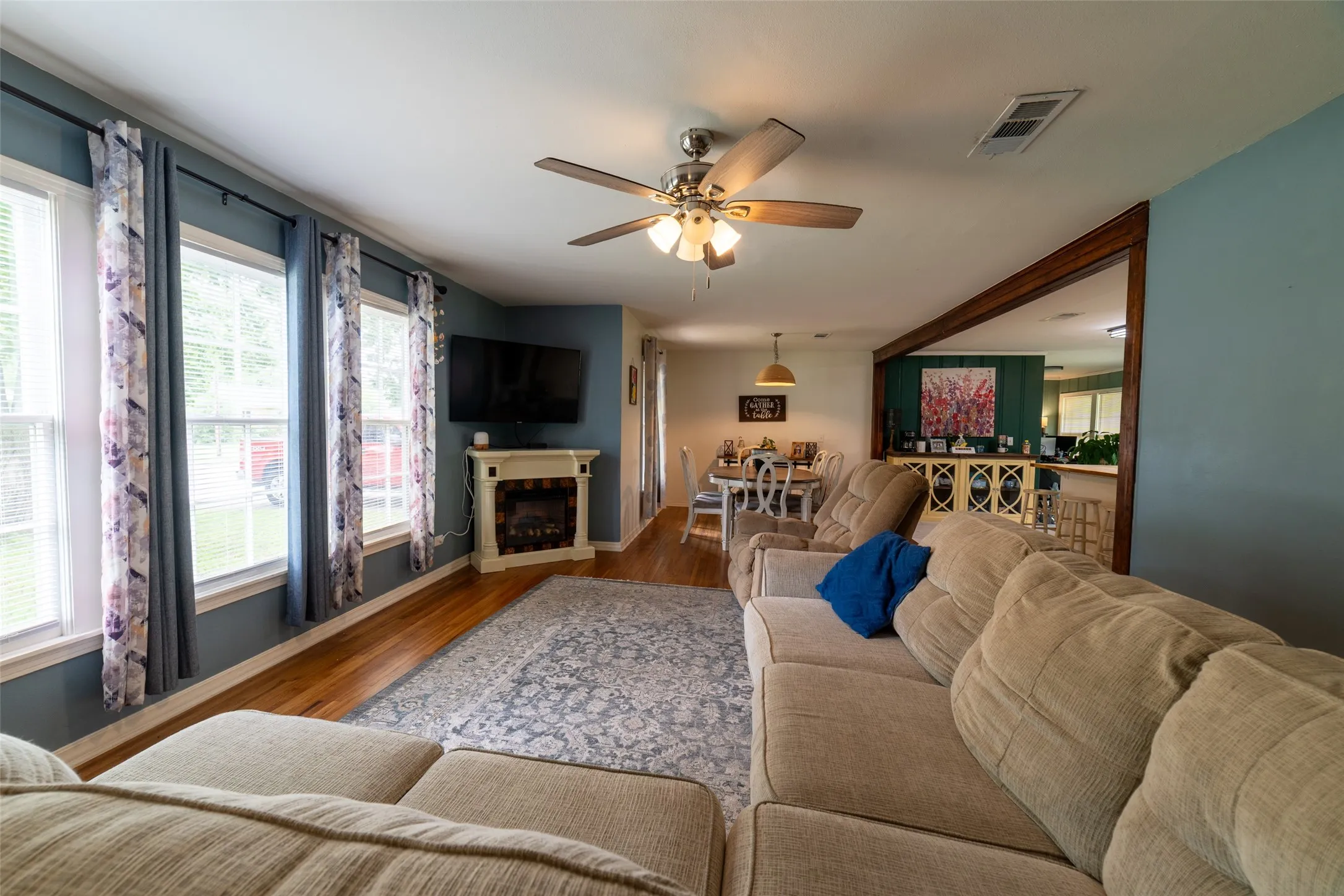 Single Family Residence For Sale in Titus County , 1211 Lamar Drive, Mt Pleasant, Texas 75455, 3 Bedroom, 2 Bathroom, 1 Garage spaces, 1,864 Sqft, built in 1959, Preowned, mls#21248974, Real Estate Agent in Mt Pleasant, Homes For Sale in Titus county, Homes For Sale in Mt Pleasant, Realtor in Mt Pleasant Texas, Real Estate Brokerage Independent Realty Texas, Luminita Cordes Realtor