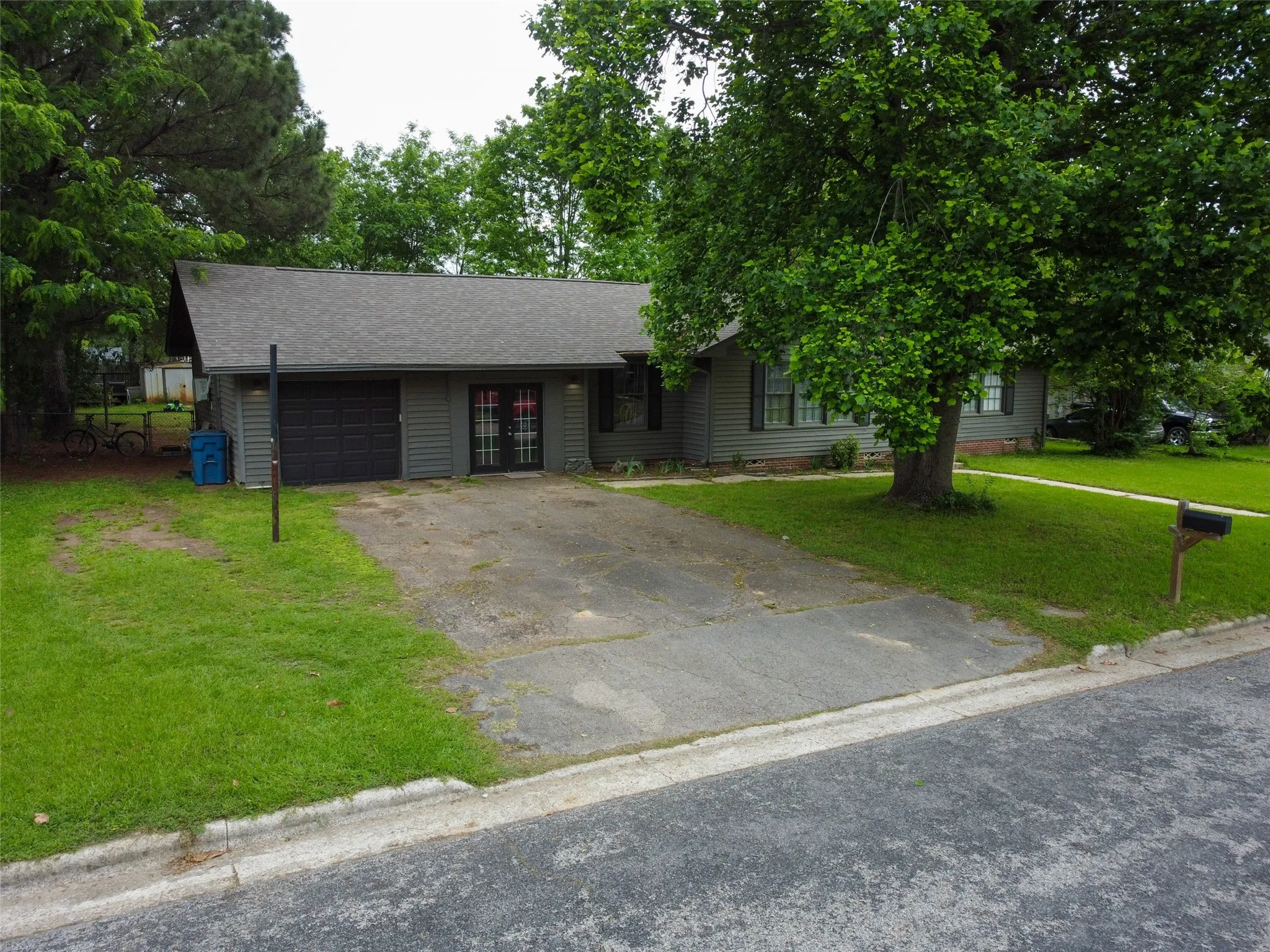 Single Family Residence For Sale in Titus County , 1211 Lamar Drive, Mt Pleasant, Texas 75455, 3 Bedroom, 2 Bathroom, 1 Garage spaces, 1,864 Sqft, built in 1959, Preowned, mls#21248974, Real Estate Agent in Mt Pleasant, Homes For Sale in Titus county, Homes For Sale in Mt Pleasant, Realtor in Mt Pleasant Texas, Real Estate Brokerage Independent Realty Texas, Luminita Cordes Realtor
