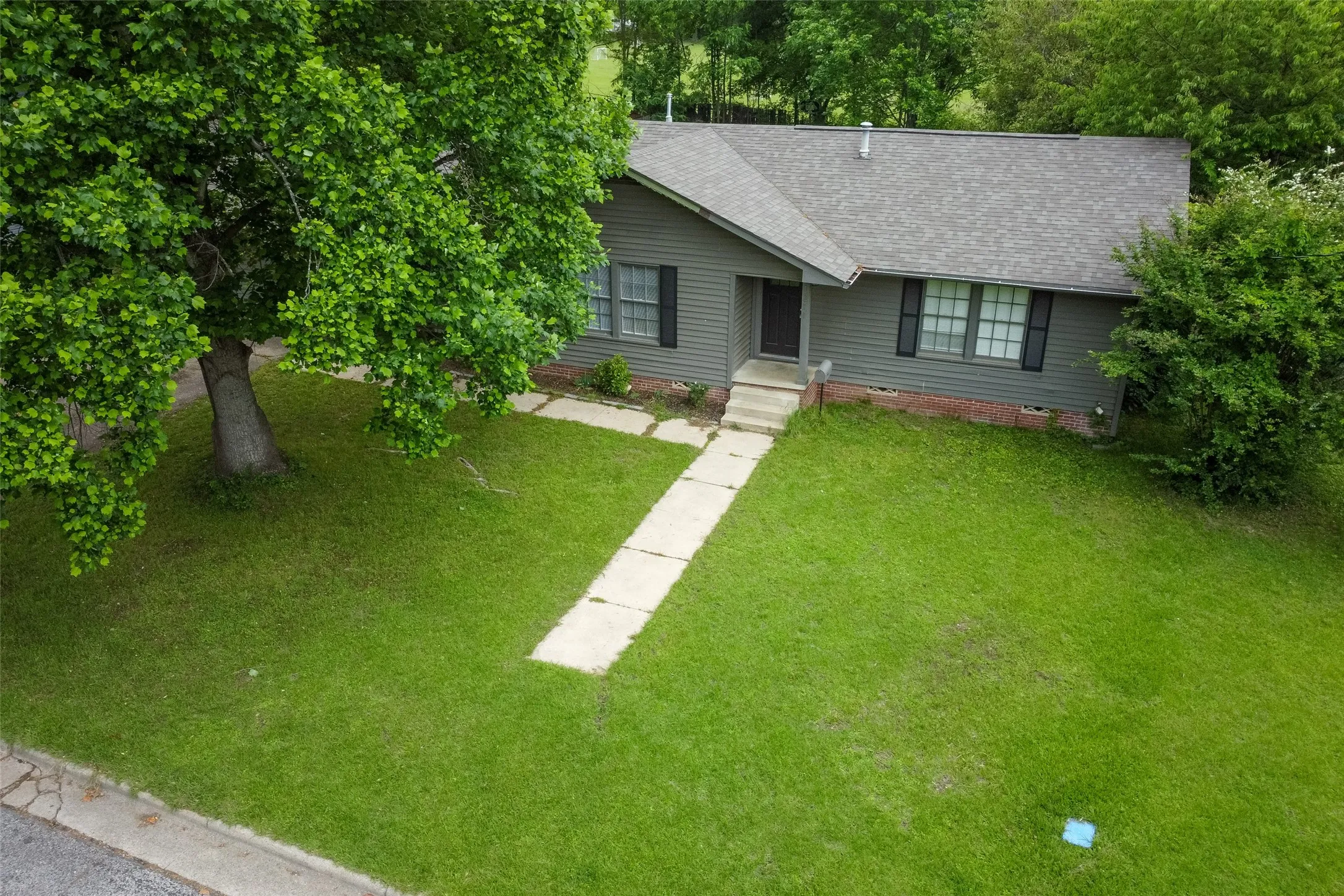 Single Family Residence For Sale in Titus County , 1211 Lamar Drive, Mt Pleasant, Texas 75455, 3 Bedroom, 2 Bathroom, 1 Garage spaces, 1,864 Sqft, built in 1959, Preowned, mls#21248974, Real Estate Agent in Mt Pleasant, Homes For Sale in Titus county, Homes For Sale in Mt Pleasant, Realtor in Mt Pleasant Texas, Real Estate Brokerage Independent Realty Texas, Luminita Cordes Realtor