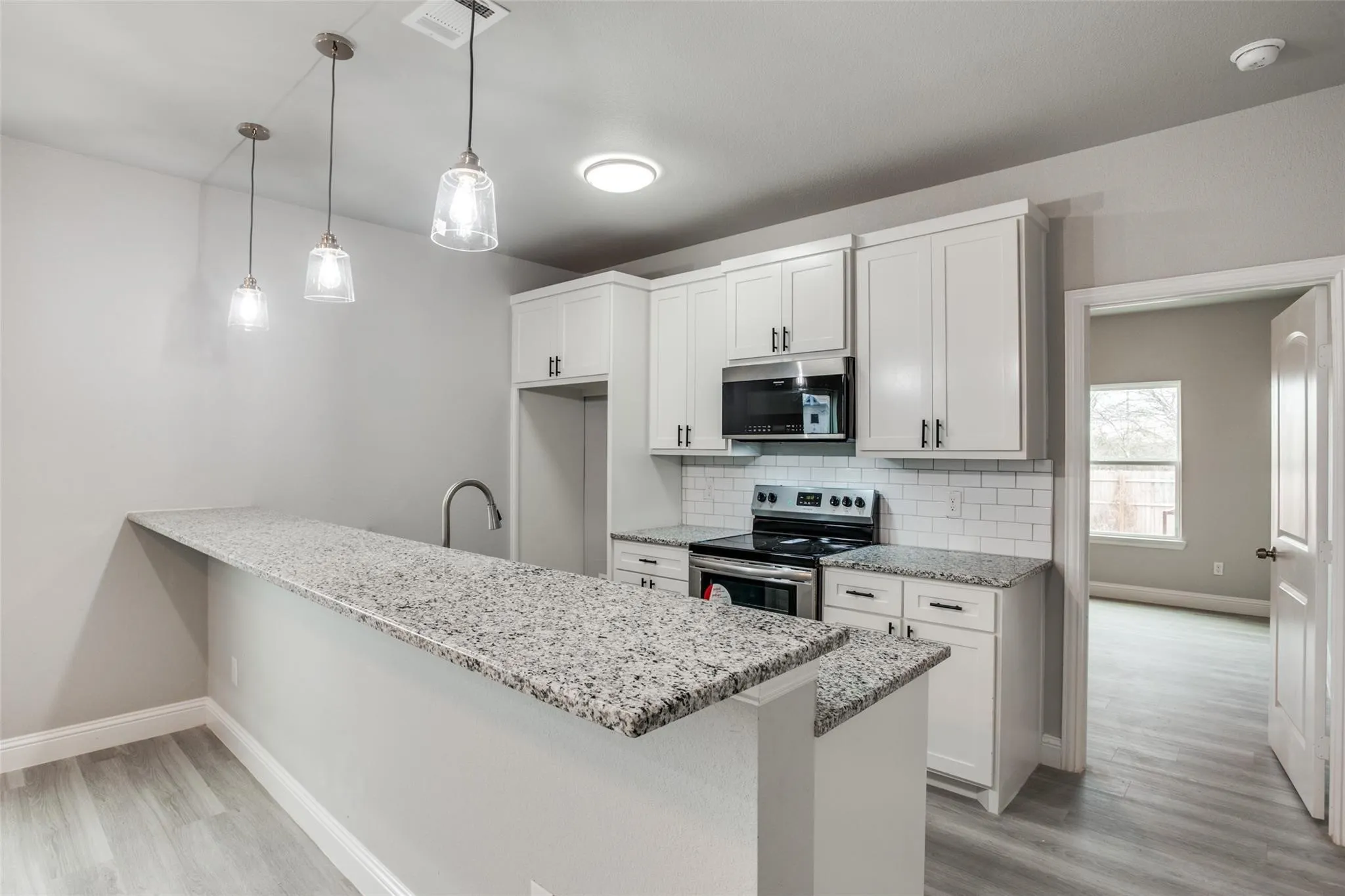 Duplex For Sale in Tarrant County , 1609 Daniel Street, Fort Worth, Texas 76104, 6 Bedroom, 6 Bathroom, 2 Garage spaces, 2,740 Sqft, built in 2022, Preowned, mls#21248330, Real Estate Agent in Fort Worth, Homes For Sale in Tarrant county, Homes For Sale in Fort Worth, Realtor in Fort Worth Texas, Real Estate Brokerage Independent Realty Texas, Luminita Cordes Realtor