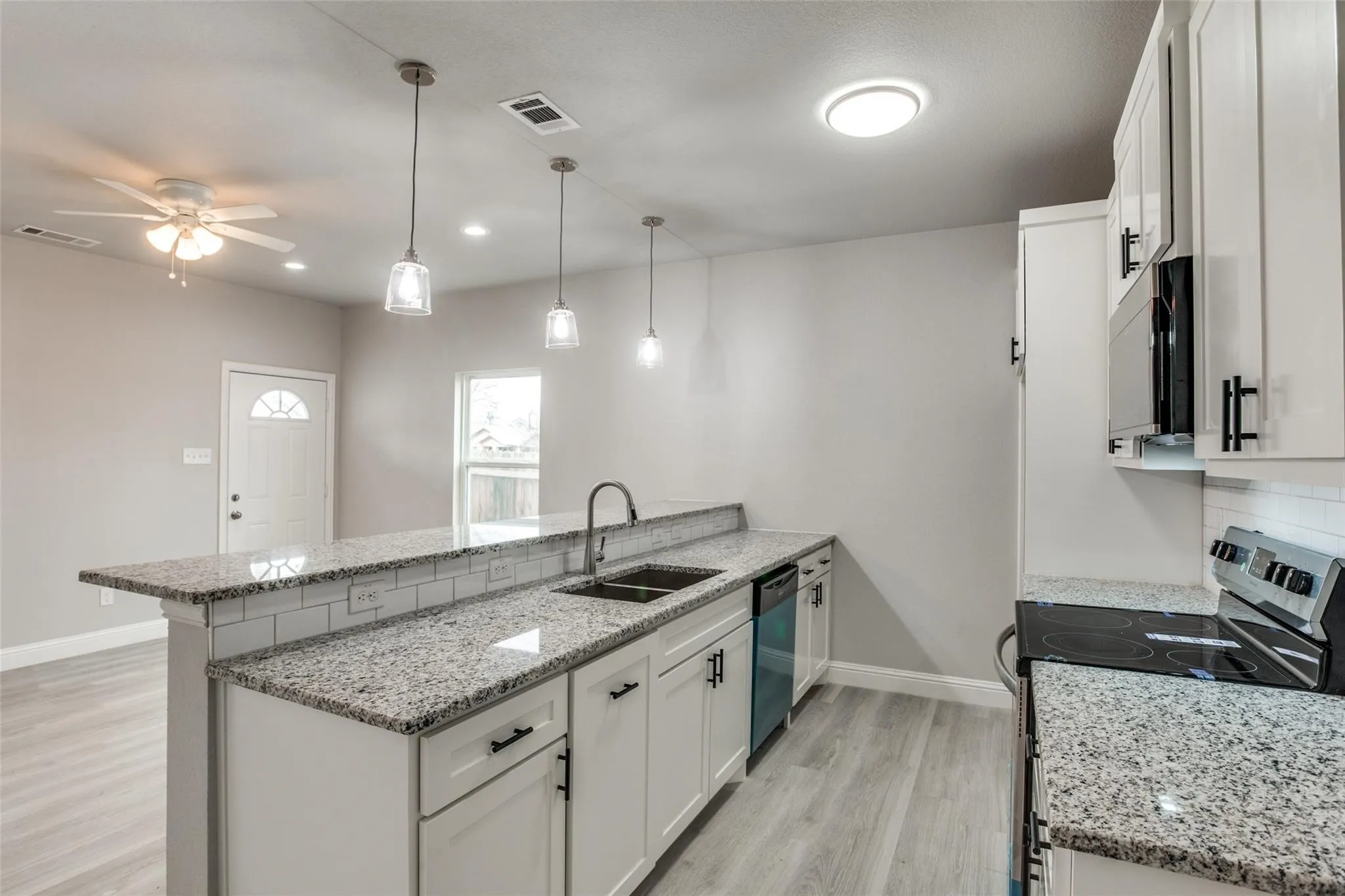 Duplex For Sale in Tarrant County , 1609 Daniel Street, Fort Worth, Texas 76104, 6 Bedroom, 6 Bathroom, 2 Garage spaces, 2,740 Sqft, built in 2022, Preowned, mls#21248330, Real Estate Agent in Fort Worth, Homes For Sale in Tarrant county, Homes For Sale in Fort Worth, Realtor in Fort Worth Texas, Real Estate Brokerage Independent Realty Texas, Luminita Cordes Realtor