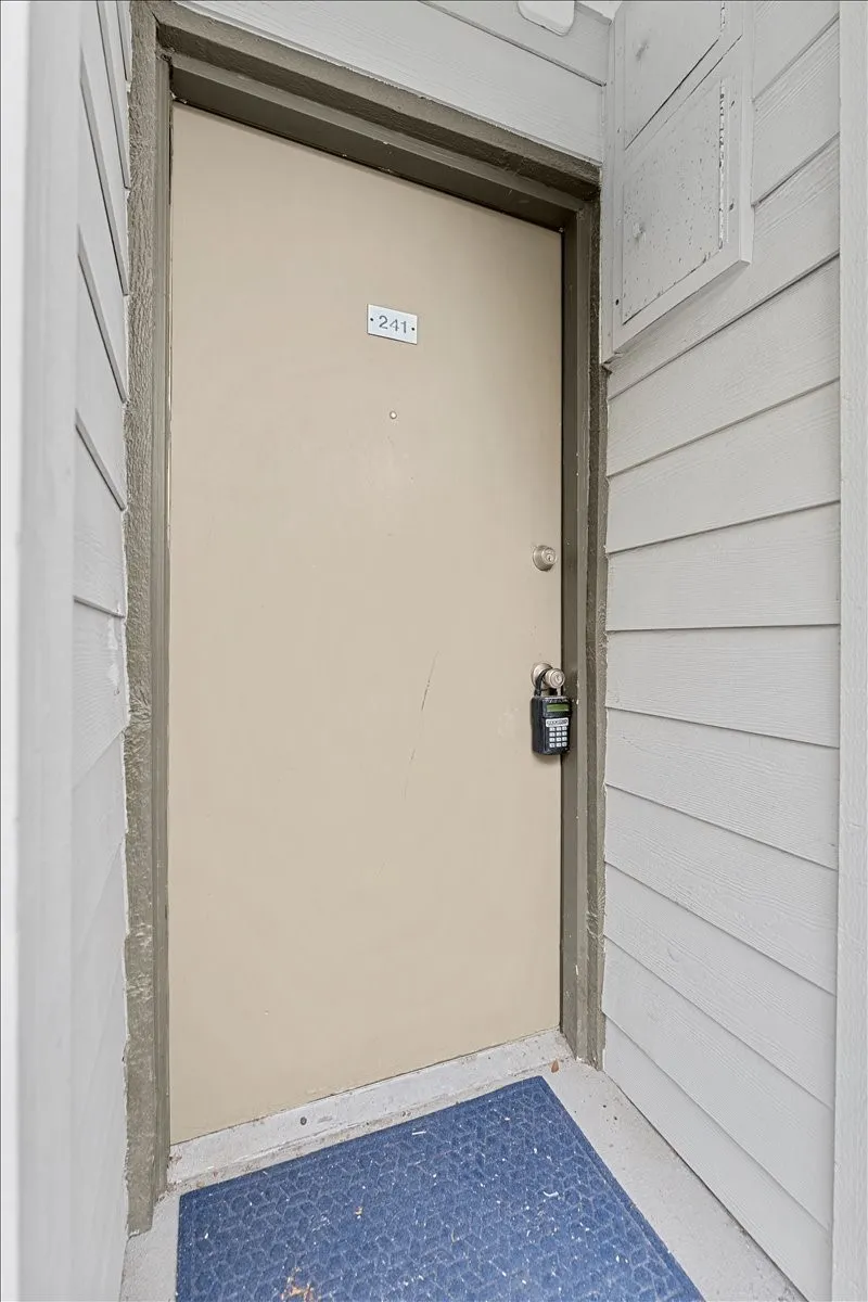 Condominium For Rent in Dallas County , 4859 Cedar Springs Road 241, Dallas, Texas 75219, 1 Bedroom, 1 Bathroom, 1 Garage spaces, 655 Sqft, built in 1970, Preowned, mls#21249114, Real Estate Agent in Dallas, Homes For Rent in Dallas county, Homes For Rent in Dallas, Realtor in Dallas Texas, Real Estate Brokerage Independent Realty Texas, Luminita Cordes Realtor