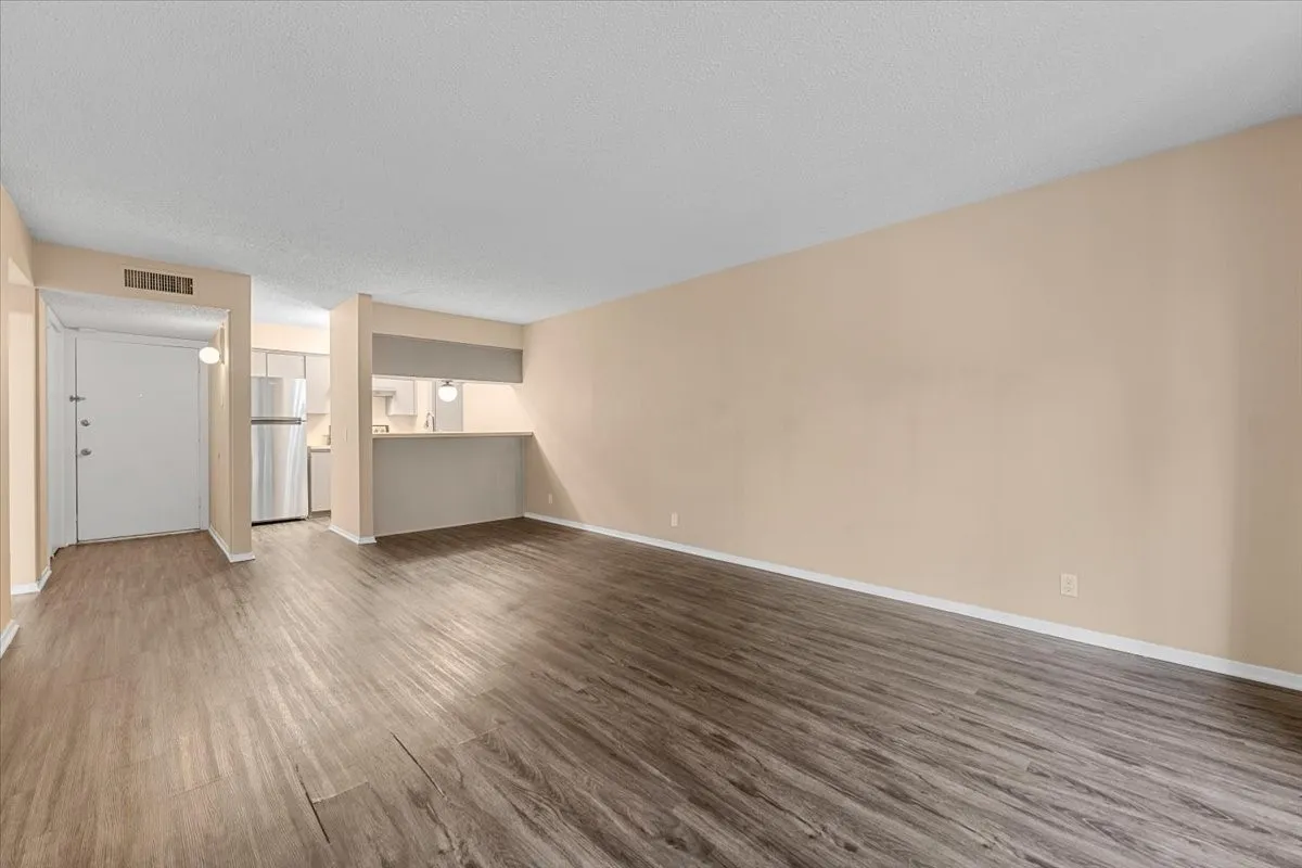 Condominium For Rent in Dallas County , 4859 Cedar Springs Road 241, Dallas, Texas 75219, 1 Bedroom, 1 Bathroom, 1 Garage spaces, 655 Sqft, built in 1970, Preowned, mls#21249114, Real Estate Agent in Dallas, Homes For Rent in Dallas county, Homes For Rent in Dallas, Realtor in Dallas Texas, Real Estate Brokerage Independent Realty Texas, Luminita Cordes Realtor
