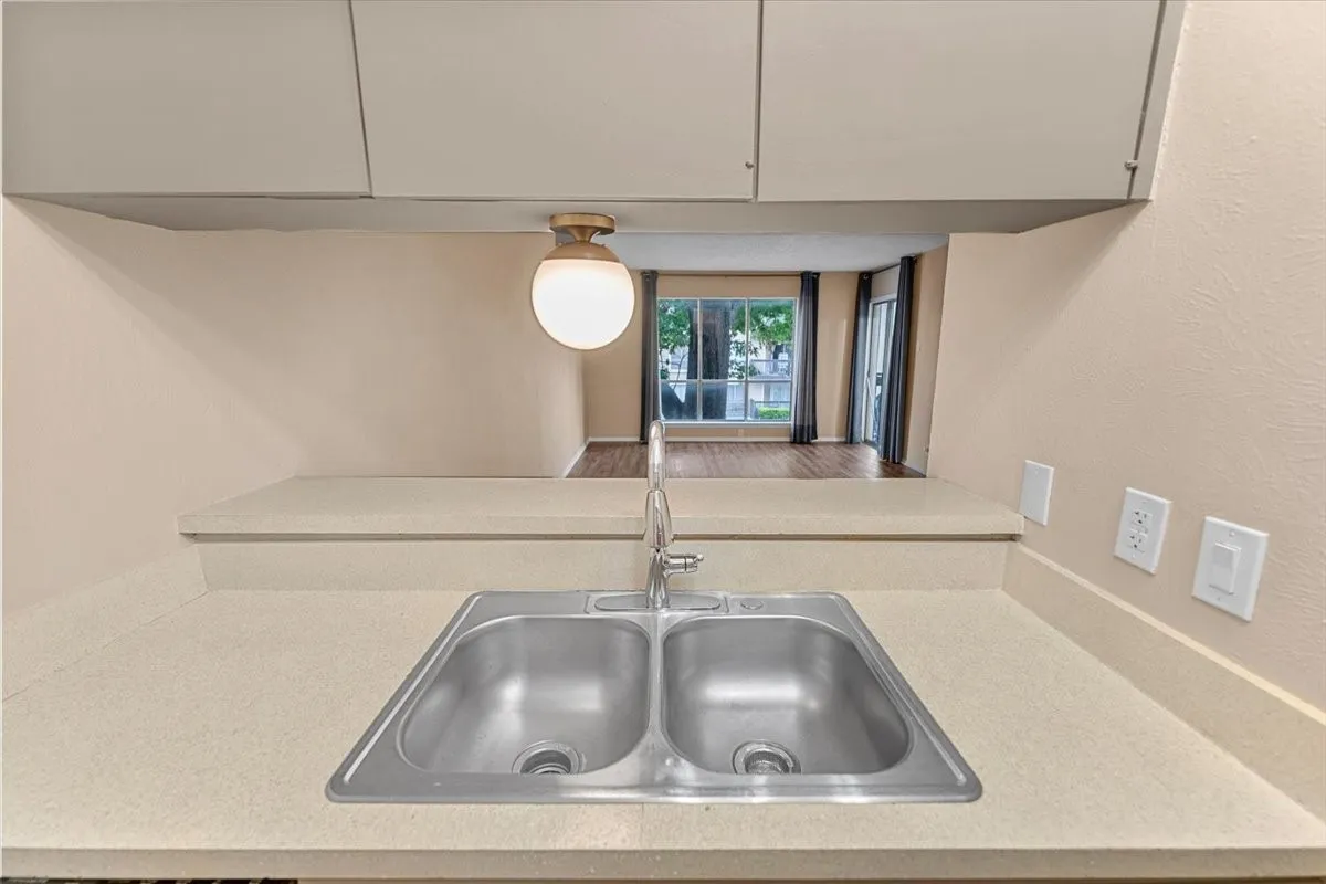 Condominium For Rent in Dallas County , 4859 Cedar Springs Road 241, Dallas, Texas 75219, 1 Bedroom, 1 Bathroom, 1 Garage spaces, 655 Sqft, built in 1970, Preowned, mls#21249114, Real Estate Agent in Dallas, Homes For Rent in Dallas county, Homes For Rent in Dallas, Realtor in Dallas Texas, Real Estate Brokerage Independent Realty Texas, Luminita Cordes Realtor