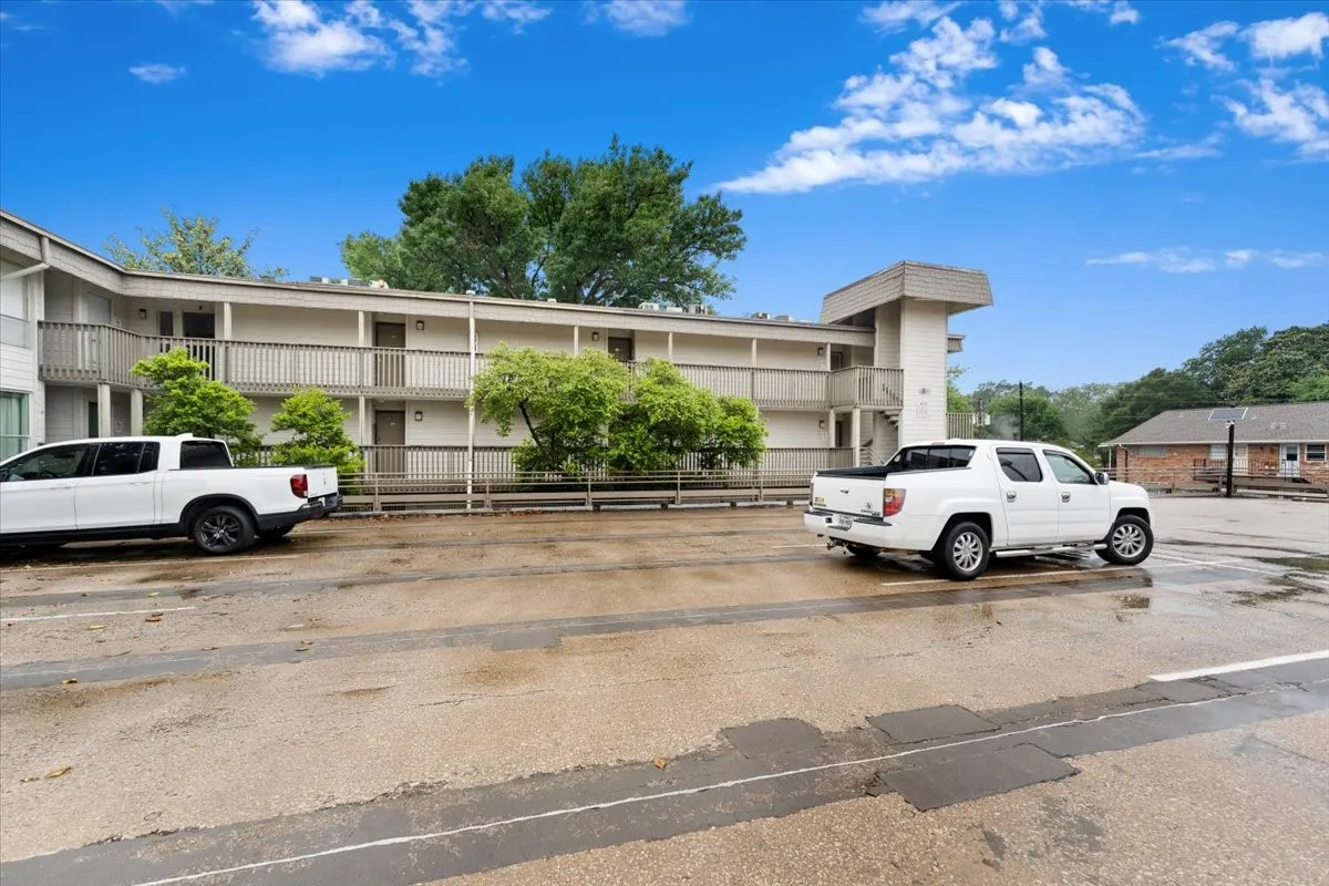 Condominium For Rent in Dallas County , 4859 Cedar Springs Road 241, Dallas, Texas 75219, 1 Bedroom, 1 Bathroom, 1 Garage spaces, 655 Sqft, built in 1970, Preowned, mls#21249114, Real Estate Agent in Dallas, Homes For Rent in Dallas county, Homes For Rent in Dallas, Realtor in Dallas Texas, Real Estate Brokerage Independent Realty Texas, Luminita Cordes Realtor