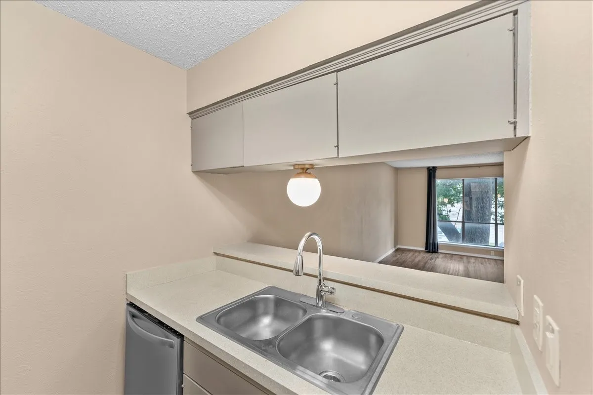 Condominium For Rent in Dallas County , 4859 Cedar Springs Road 241, Dallas, Texas 75219, 1 Bedroom, 1 Bathroom, 1 Garage spaces, 655 Sqft, built in 1970, Preowned, mls#21249114, Real Estate Agent in Dallas, Homes For Rent in Dallas county, Homes For Rent in Dallas, Realtor in Dallas Texas, Real Estate Brokerage Independent Realty Texas, Luminita Cordes Realtor