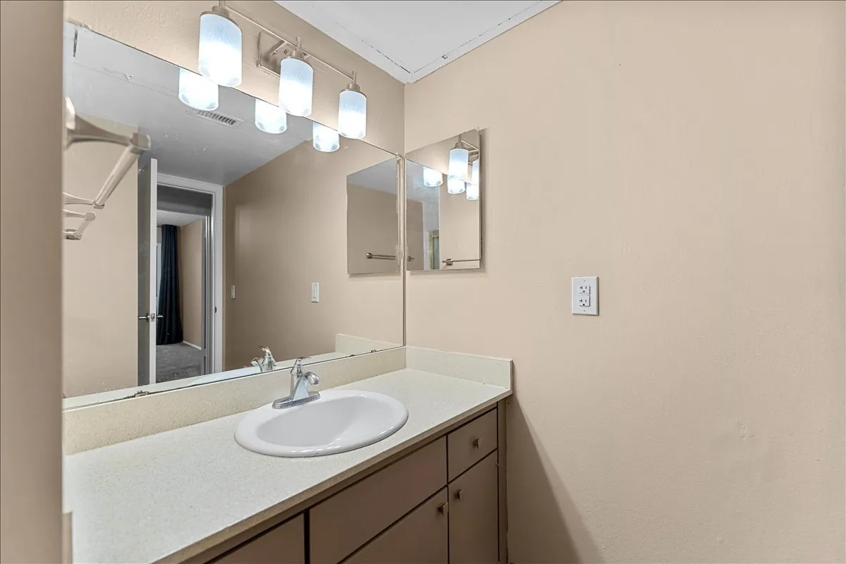 Condominium For Rent in Dallas County , 4859 Cedar Springs Road 241, Dallas, Texas 75219, 1 Bedroom, 1 Bathroom, 1 Garage spaces, 655 Sqft, built in 1970, Preowned, mls#21249114, Real Estate Agent in Dallas, Homes For Rent in Dallas county, Homes For Rent in Dallas, Realtor in Dallas Texas, Real Estate Brokerage Independent Realty Texas, Luminita Cordes Realtor